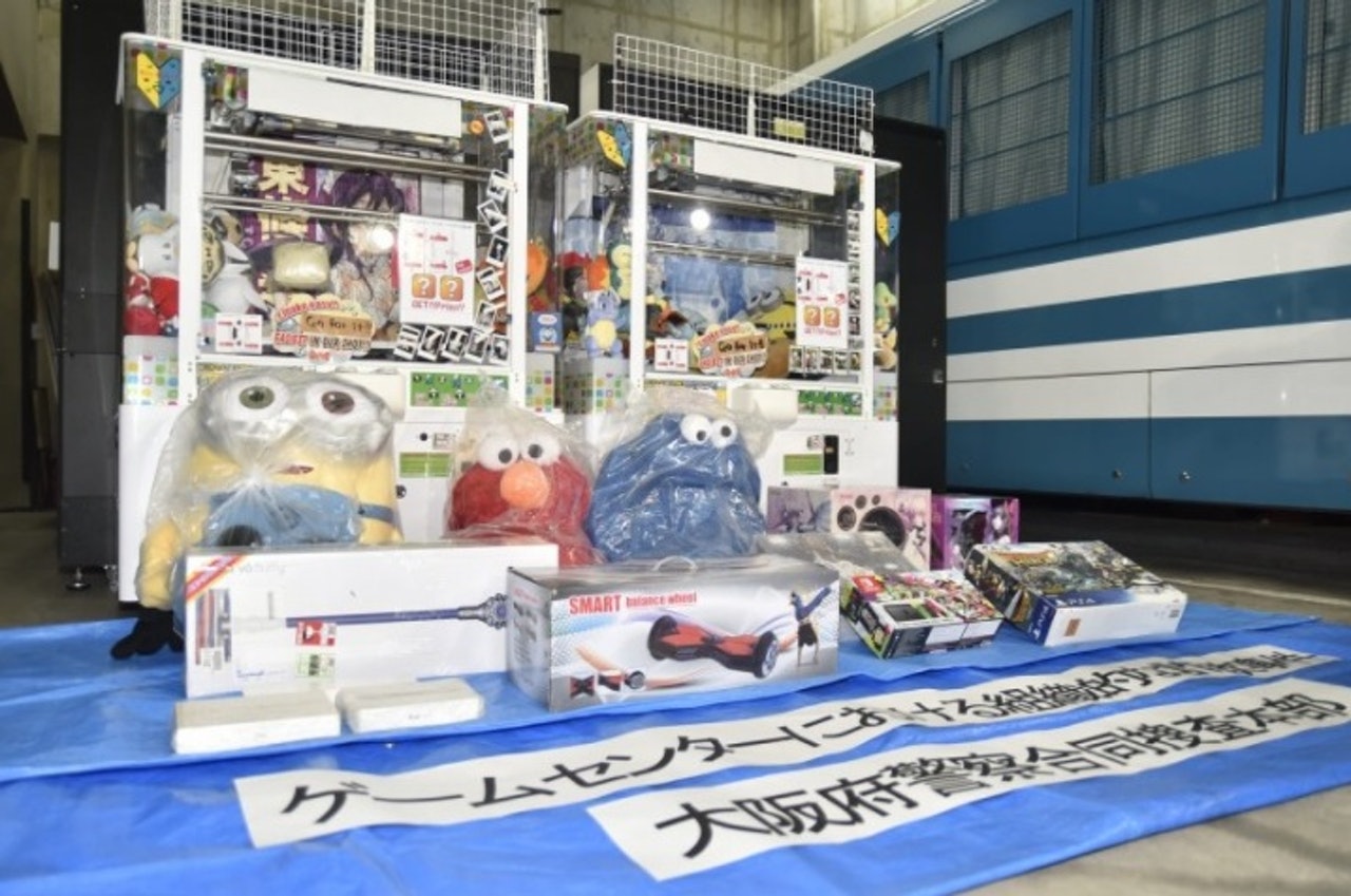 警方檢獲部分夾公仔機及部份獎品帶署調查。(每日新聞) 警方檢獲部分夾公仔機及部份獎品帶署調查。(每日新聞)