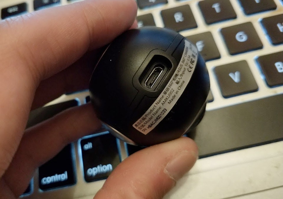 在鏡頭底部有一孔洞，內有一個 MicroUSB 插槽