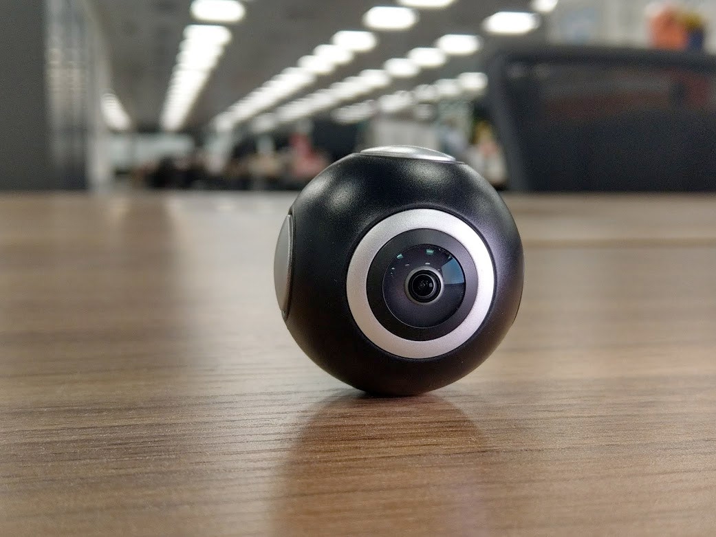 ASUS 360 Camera 以球型為外觀，機上面的塑膠外殼採用黑、銀兩色，上面配以兩枚 210 度廣角鏡頭，透過內置的獨立晶片處理接合影像，即可輸出 720 度（360 度水平 + 360 度垂直）的球形畫面