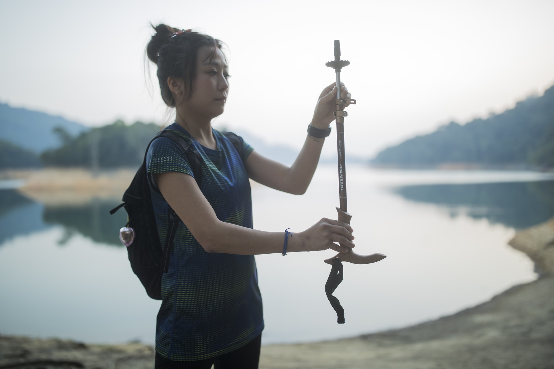 在香港,很多人行山都喜歡帶備行山杖。(余俊亮攝) 在香港,很多人行山都喜歡帶備行山杖。(余俊亮攝)