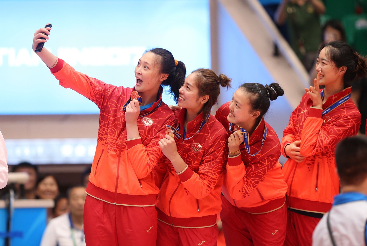 惠若琪(左一)今年率領江蘇隊在全運會女排項目摘金。(視覺中國) 惠若琪(左一)今年率領江蘇隊在全運會女排項目摘金。(視覺中國)