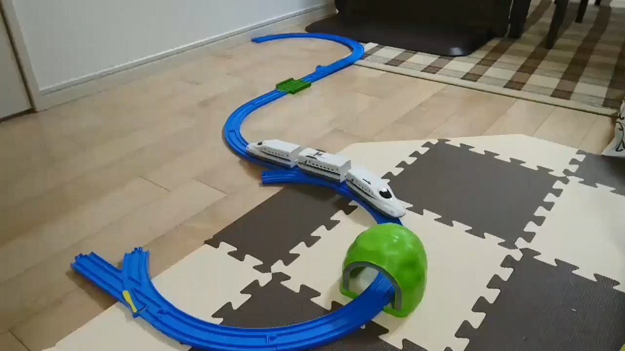 一列外型酷似新幹線的三卡列車在一條「斷尾」的路軌上行走，在路軌盡頭出軌，繼而在地上行走。（godi3 Twitter片段截圖）