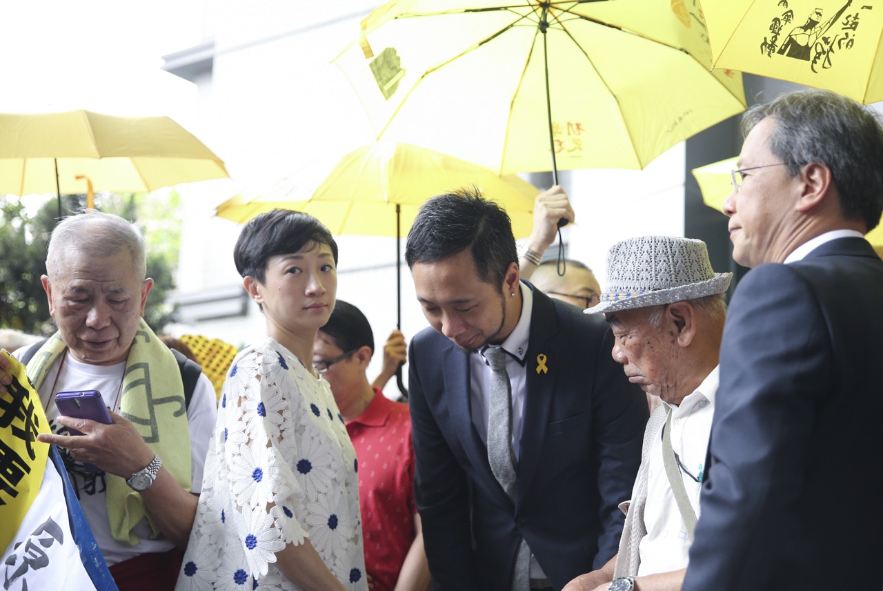 曾健超（右三）今午在好友陳淑莊（左二）陪同下到法庭。（黃永俊攝）