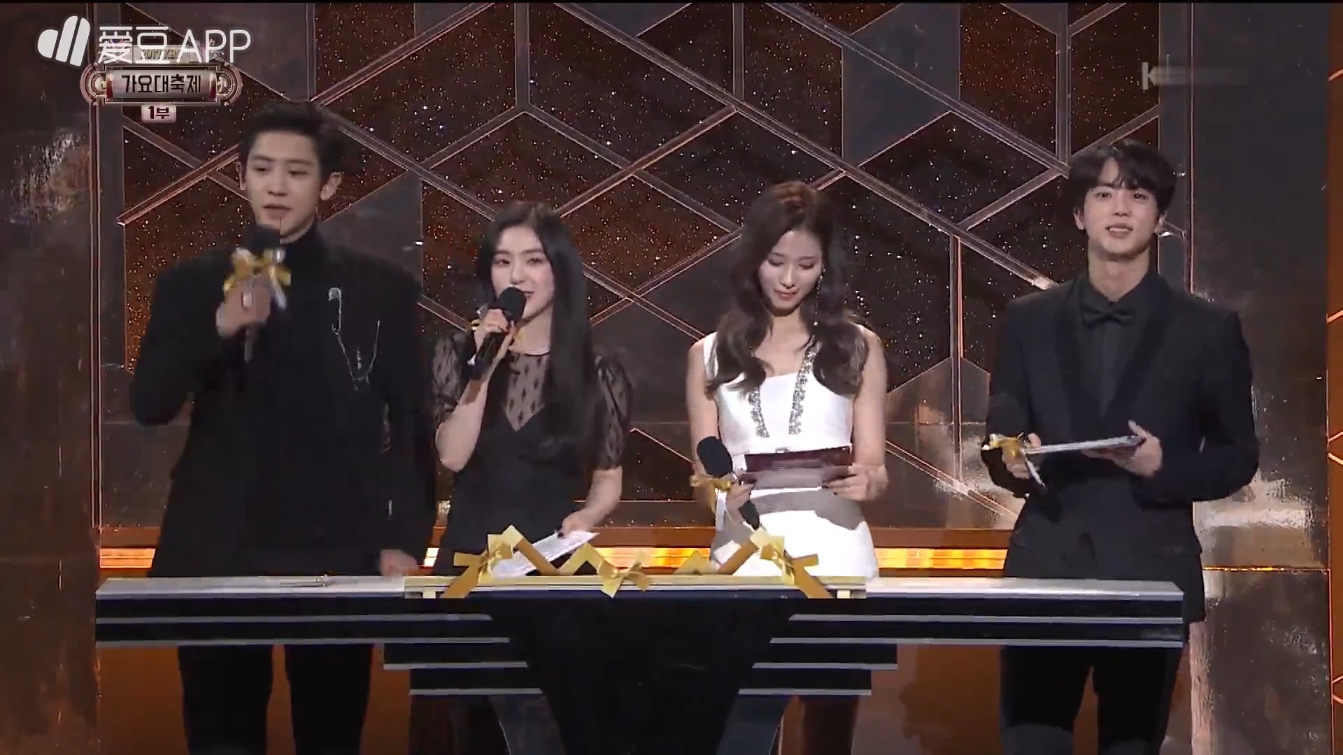 今晚作為MC的EXO燦烈、Irene@Red Velvet、Sana@TWICE、BTS防彈少件團Jin，先為《KBS歌謠大祝祭》揭開序幕。（網上圖片）