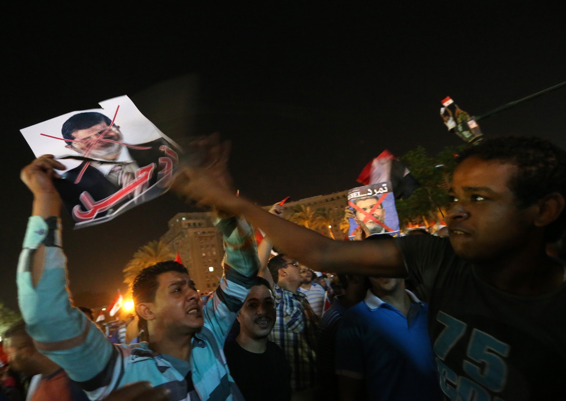 穆爾西於2012年勝出大選，是埃及首位民選總統，接任鐵腕統治埃及30年、最後被民眾推翻的前總統穆巴拉克（Hosni Mubarak）。2013年穆爾西被軍方發動政變推翻下台，結束僅一年的總統生涯。圖為2013年穆爾西反對者上街抗議他的統治。（視覺中國）