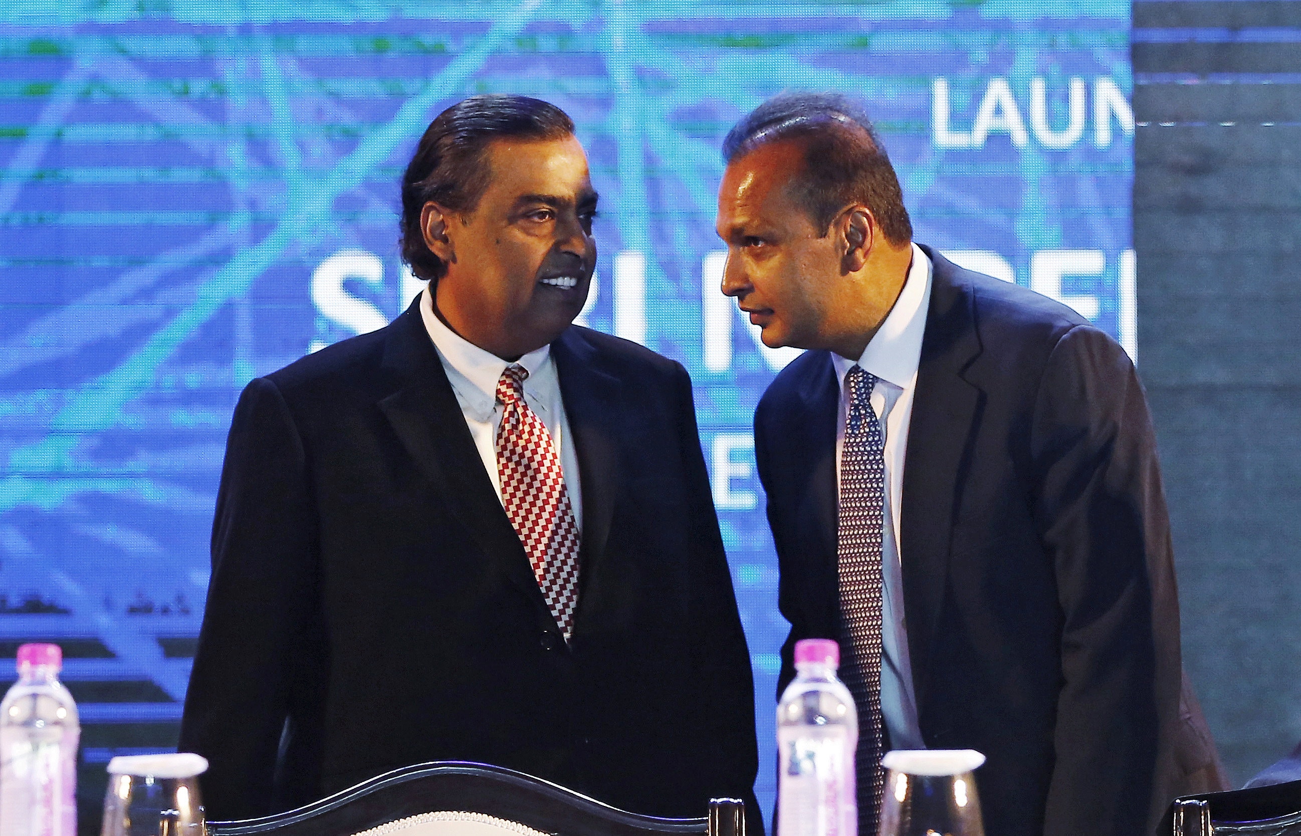 印度企業家Dhirubhai Ambani成立了最大民營企業Reliance Industries，死後兩兒子Mukesh Ambani（左）及Anil Ambani（右）分身家，前者仍是印度最有錢富豪。（路透社）