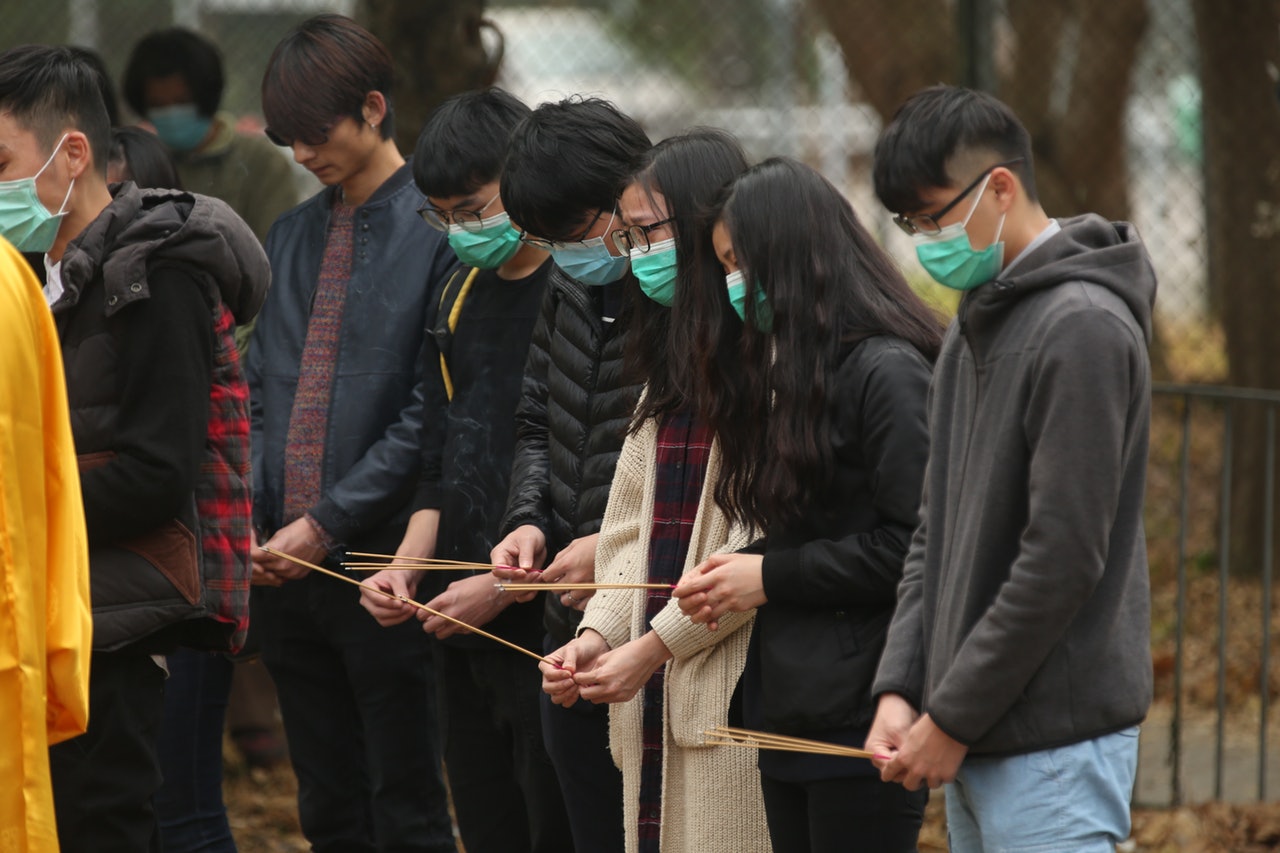 27歲死者家屬到意外現場路祭。(蔡正邦攝) 27歲死者家屬到意外現場路祭。(蔡正邦攝)