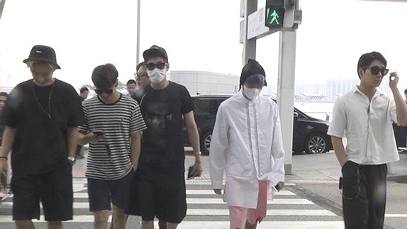 【有片】FTIsland襲上海逼爆機場 承炫扮記者搞笑直播 【有片】FTIsland襲上海逼爆機場 承炫扮記者搞笑直播