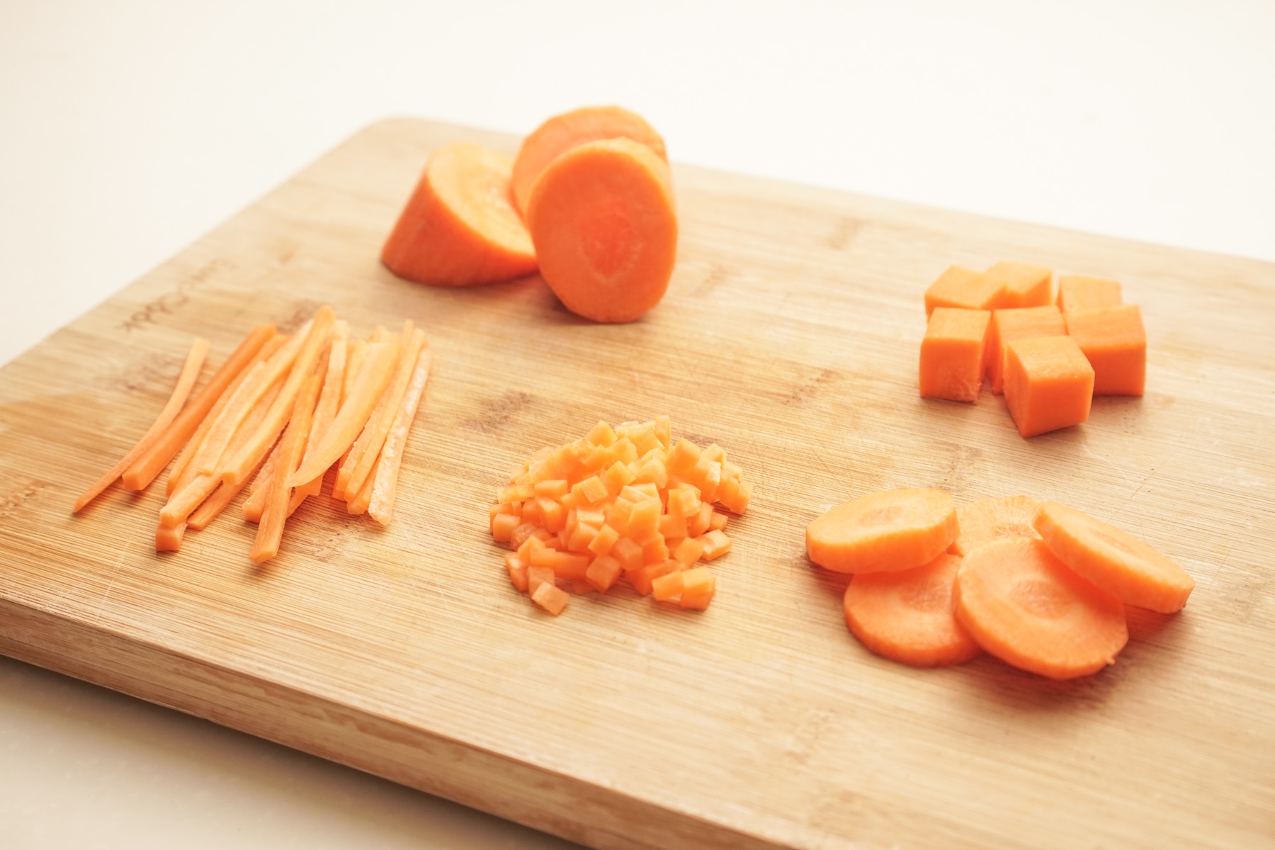 新手入廚 煲青紅蘿蔔湯要用滾刀法 硬邦邦食材點切最好 香港01 教煮