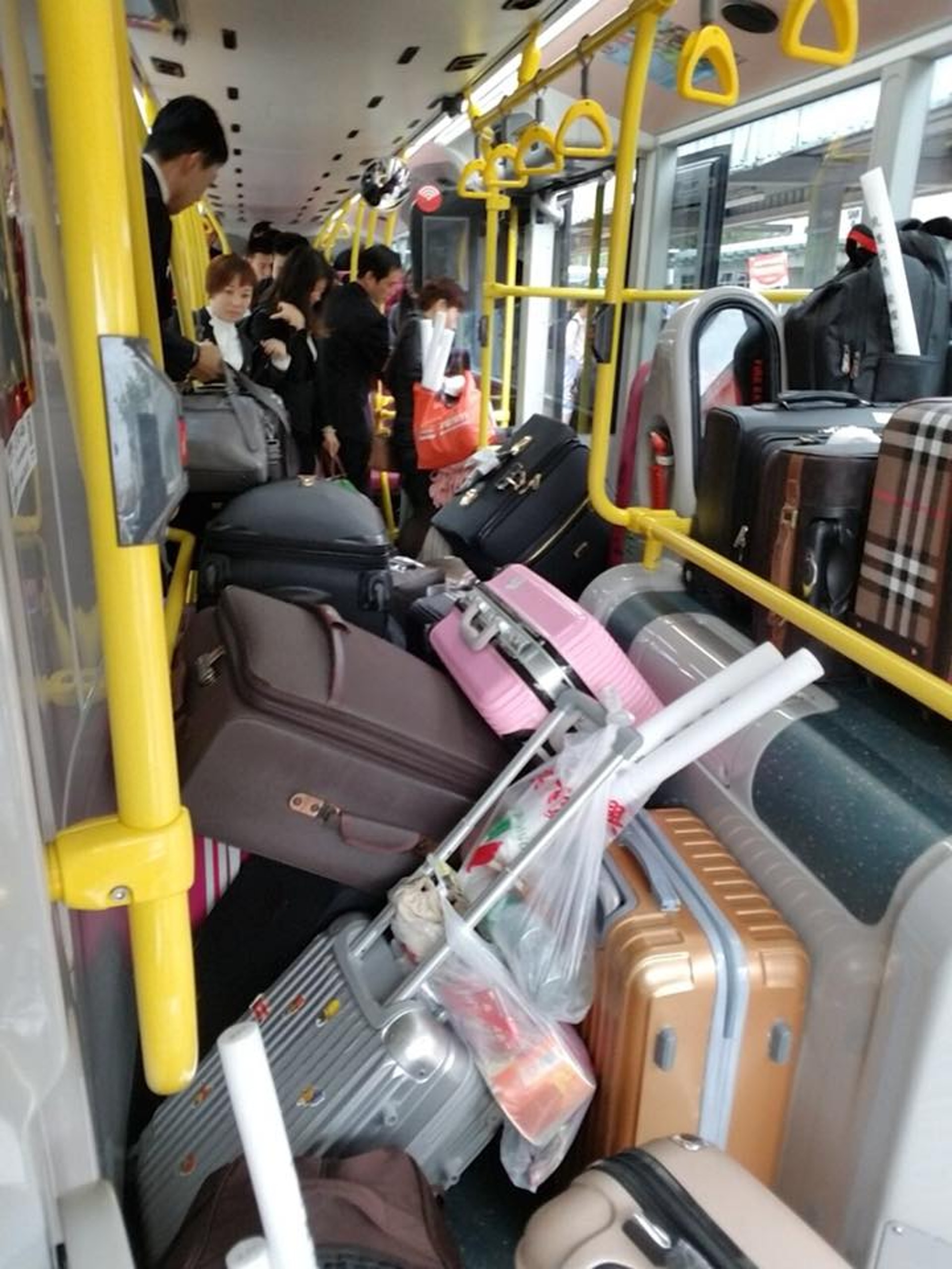 拖篋佔領巴士 拖篋堵塞九巴b1車廂區議員 變內地團駁腳車 香港01 社會新聞 拖篋佔領巴士 拖篋堵塞九巴b1車廂區議員 變內地團駁腳車 香港01 社會新聞