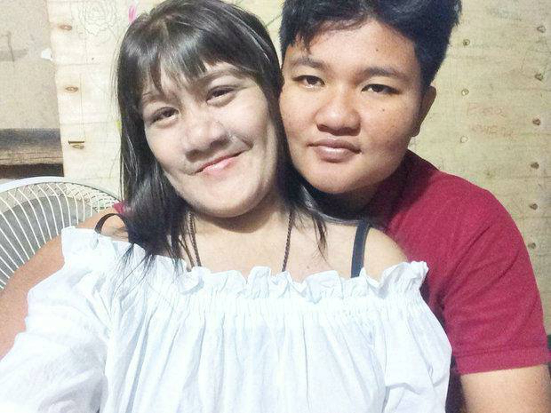 素素樊近日已結婚,在fb公開她與另一半的幸福合照,只見已剃掉臉上毛髮,露出清秀樣貌與甜美笑容。(Sumatra Susuphan fb圖片) 素素樊近日已結婚,在fb公開她與另一半的幸福合照,只見已剃掉臉上毛髮,露出清秀樣貌與甜美笑容。(Sumatra Susuphan fb圖片)