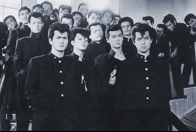 其中一個流行的說法，1985年上映的《高校太保》是日本第一部動漫改編真人電影。