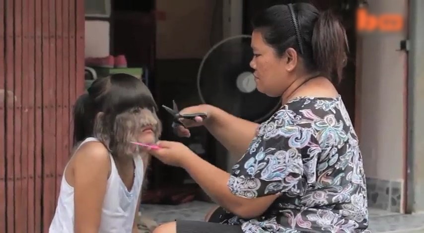 素素樊2010年獲健力士世界紀錄認證為「世上最多毛女孩」，不時由媽媽幫她修剪臉上毛髮。（Barcroft TV片段截圖）