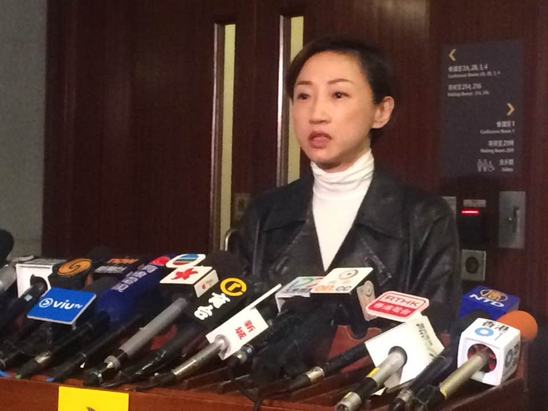 陳淑莊指,雖然鄭若驊已承認懷疑僭建物早在買入別墅時已存在,但就迴避交代當時是否已經知悉僭建,形容鄭若驊不老實。(資料圖片/彭毅詩攝) 陳淑莊指,雖然鄭若驊已承認懷疑僭建物早在買入別墅時已存在,但就迴避交代當時是否已經知悉僭建,形容鄭若驊不老實。(資料圖片/彭毅詩攝)