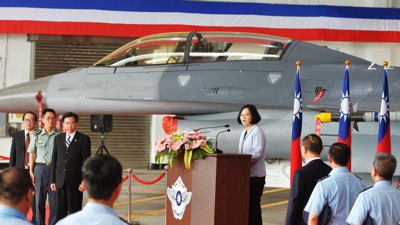 兩岸關係稍見波瀾 蔡英文首度視察空軍基地 兩岸關係稍見波瀾 蔡英文首度視察空軍基地