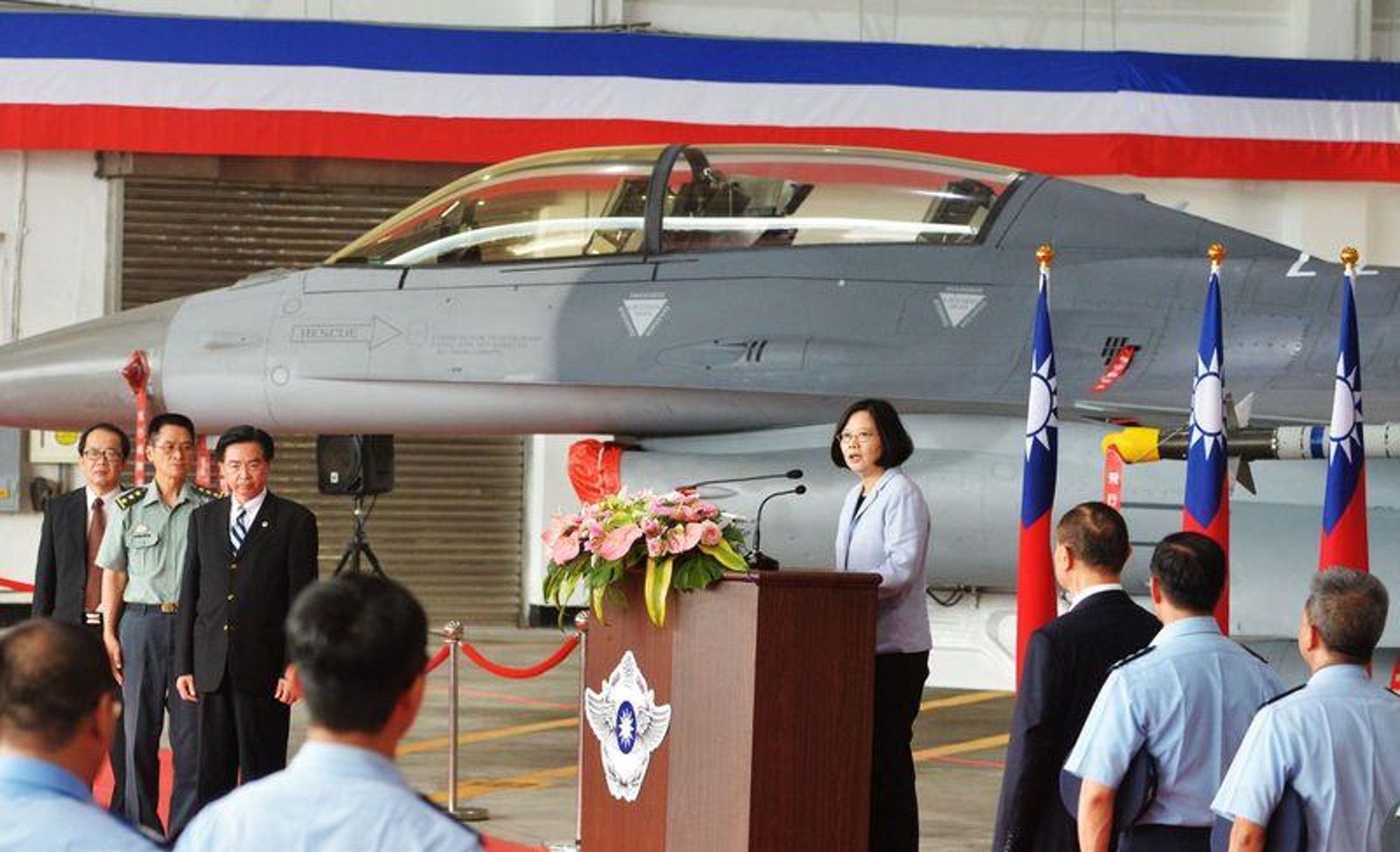蔡英文首度以總統兼三軍統帥身分視察國軍,並發表講話:「我是三軍統帥,從今以後,國軍的榮辱就是我的榮辱,我願意與大家一起全力以赴,讓人民以國軍為榮。」(中央社) 蔡英文首度以總統兼三軍統帥身分視察國軍,並發表講話:「我是三軍統帥,從今以後,國軍的榮辱就是我的榮辱,我願意與大家一起全力以赴,讓人民以國軍為榮。」(中央社)