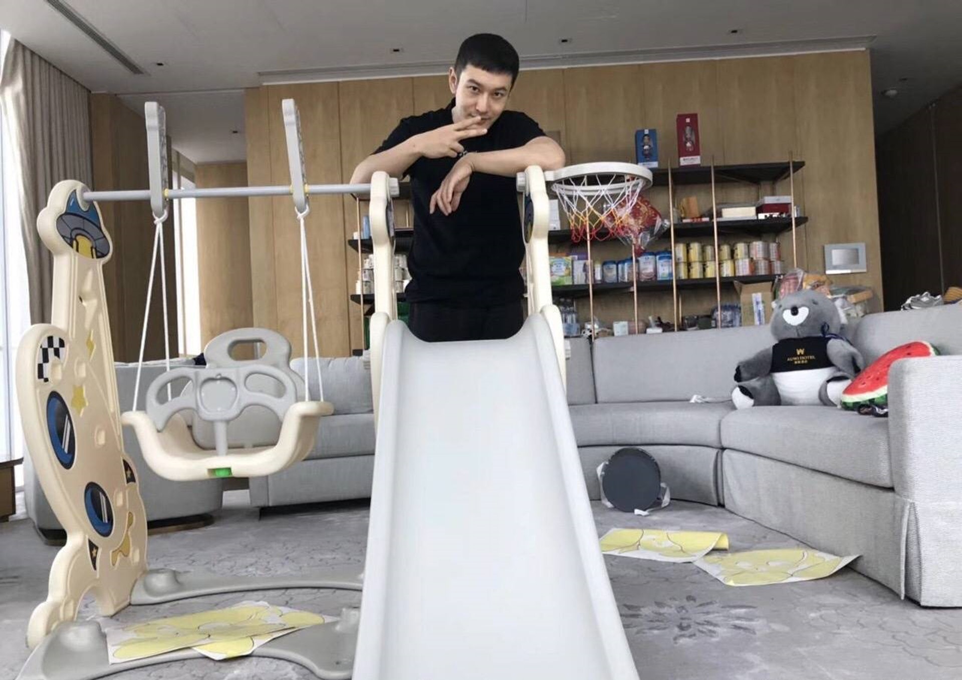 雖然仔仔只係一歲,但廿四孝爸爸都親自組裝滑梯和鞦韆,又笑言︰「兒子給我的功課!」(微博圖片) 雖然仔仔只係一歲,但廿四孝爸爸都親自組裝滑梯和鞦韆,又笑言︰「兒子給我的功課!」(微博圖片)