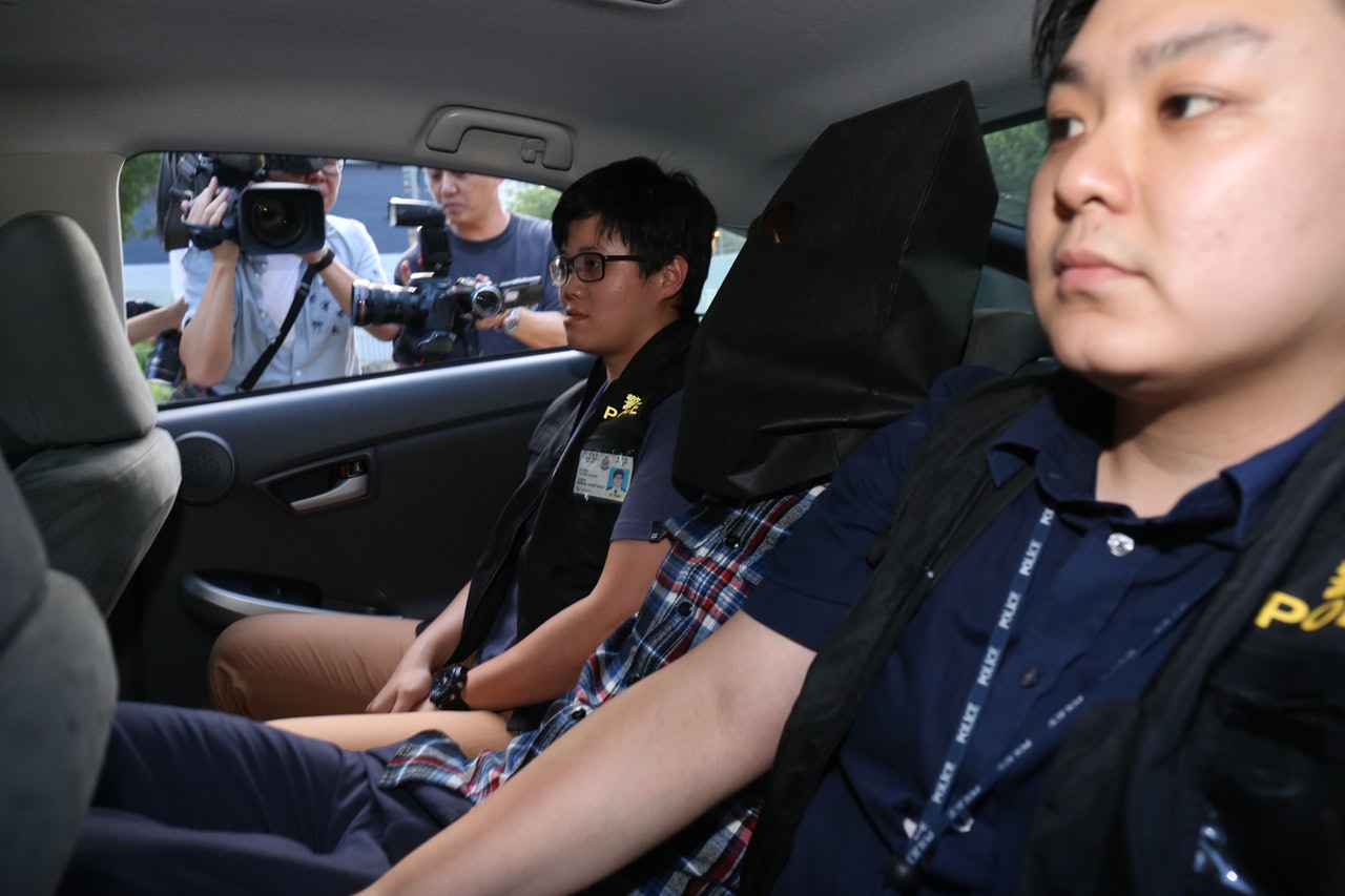 被捕男子做物流工作,現正被扣查。(王譯揚攝) 被捕男子做物流工作,現正被扣查。(王譯揚攝)