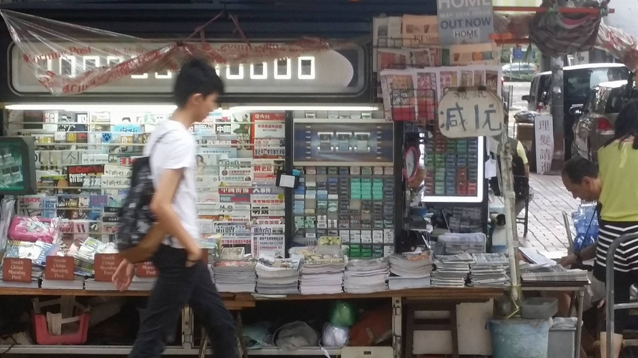 有報販指攤檔約一半生意額來自香煙銷售。(陳宇軒攝) 有報販指攤檔約一半生意額來自香煙銷售。(陳宇軒攝)