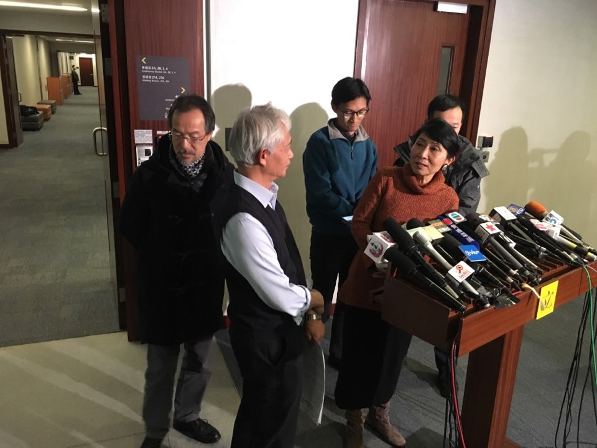 議會陣線議員和工黨張超雄就《財政預算案》見陳茂波,陳志全表示會否拉布屬言之尚早。(吳俊安攝) 議會陣線議員和工黨張超雄就《財政預算案》見陳茂波,陳志全表示會否拉布屬言之尚早。(吳俊安攝)