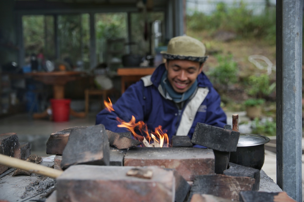 「野人」莫皓光認為,燒柴生火可保暖,也是重要的求生技能。(黃偉民攝) 「野人」莫皓光認為,燒柴生火可保暖,也是重要的求生技能。(黃偉民攝)
