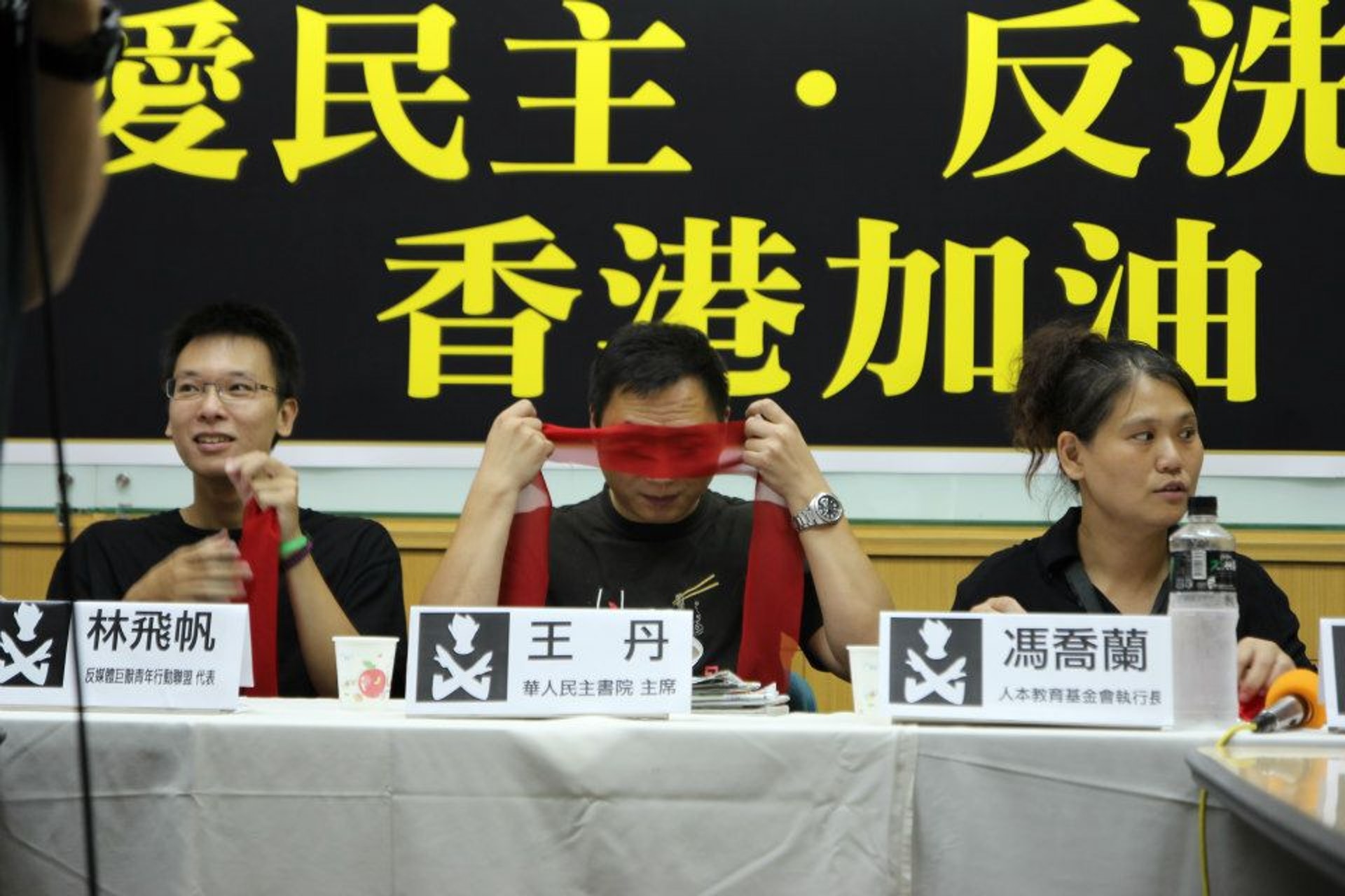 王丹近年在台灣生活,也在不同大學任教,很多台灣年青人也親切稱呼王丹做「王丹老師」。(王丹Facebook) 王丹近年在台灣生活,也在不同大學任教,很多台灣年青人也親切稱呼王丹做「王丹老師」。(王丹Facebook)