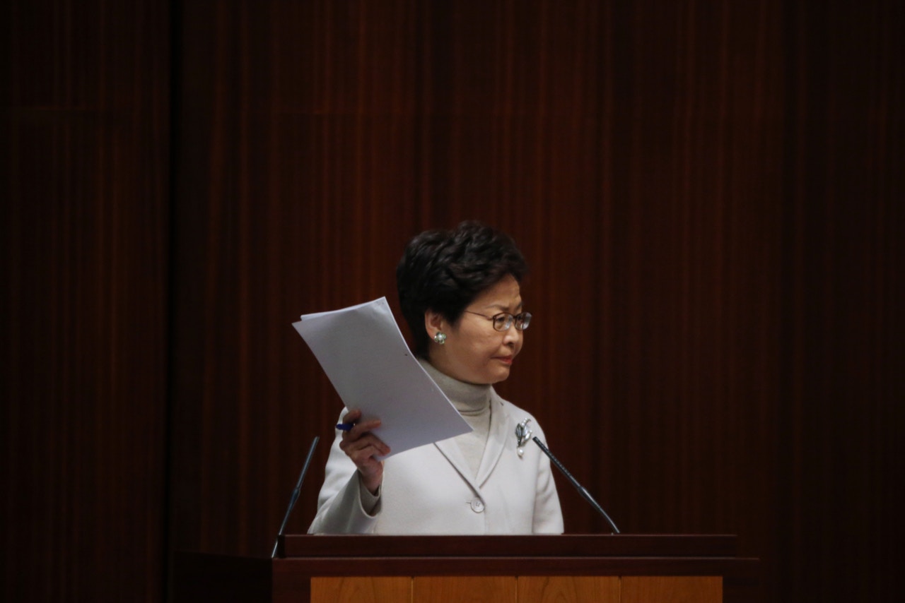 林鄭月娥在回應高鐵「一地兩檢」時，稱昨晚特意找回自己由7月至今在公眾場合相關發言、共43頁的文字紀錄。(李澤彤攝)
