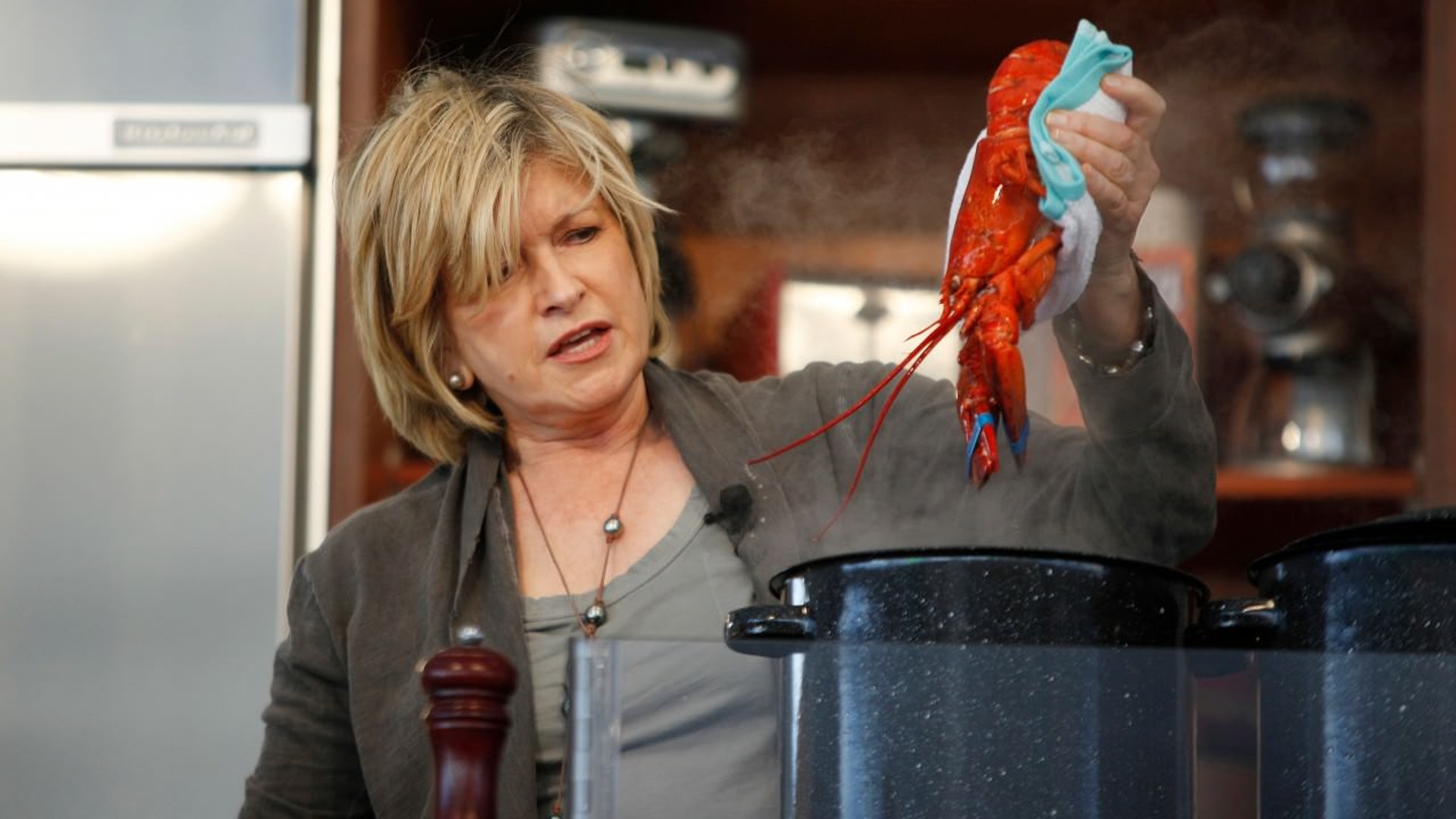 瑞士政府修改《動物保護法》,明文規定龍蝦等甲殼類動物必須以天然方式保存和運輸,不得再以冰鎮或放進冰水等方式處理。更具爭議的是新法例禁止把龍蝦等直接放入滾水中灼熟。(資料圖片) 瑞士政府修改《動物保護法》,明文規定龍蝦等甲殼類動物必須以天然方式保存和運輸,不得再以冰鎮或放進冰水等方式處理。更具爭議的是新法例禁止把龍蝦等直接放入滾水中灼熟。(資料圖片)