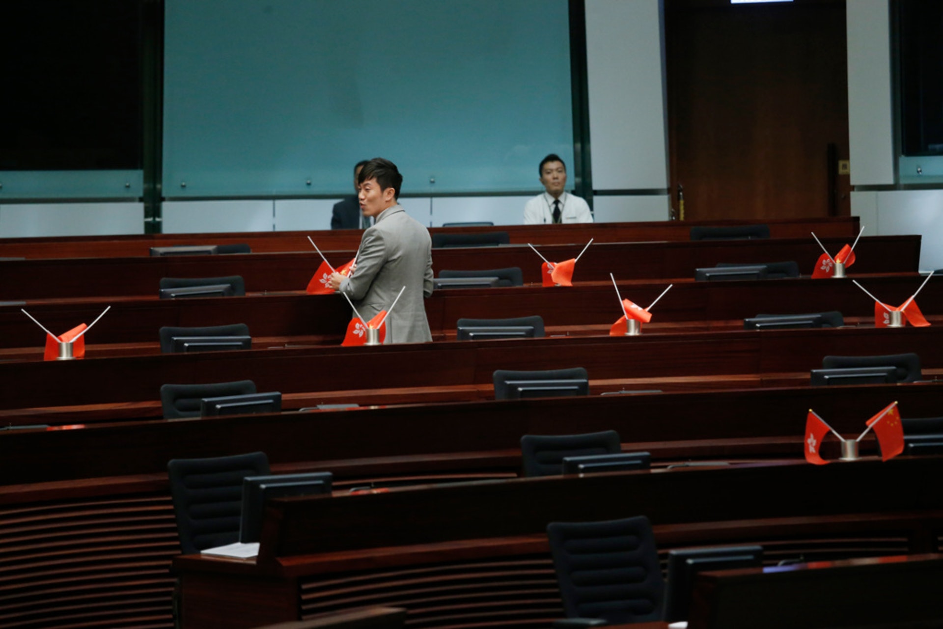 鄭松泰在2016年10月,於立法會會議廳內倒放建制派議員座位放置的中國國旗及香港區旗裝飾品,因而被控公開及故意以玷污的方式侮辱國旗及區旗。(資料圖片) 鄭松泰在2016年10月,於立法會會議廳內倒放建制派議員座位放置的中國國旗及香港區旗裝飾品,因而被控公開及故意以玷污的方式侮辱國旗及區旗。(資料圖片)