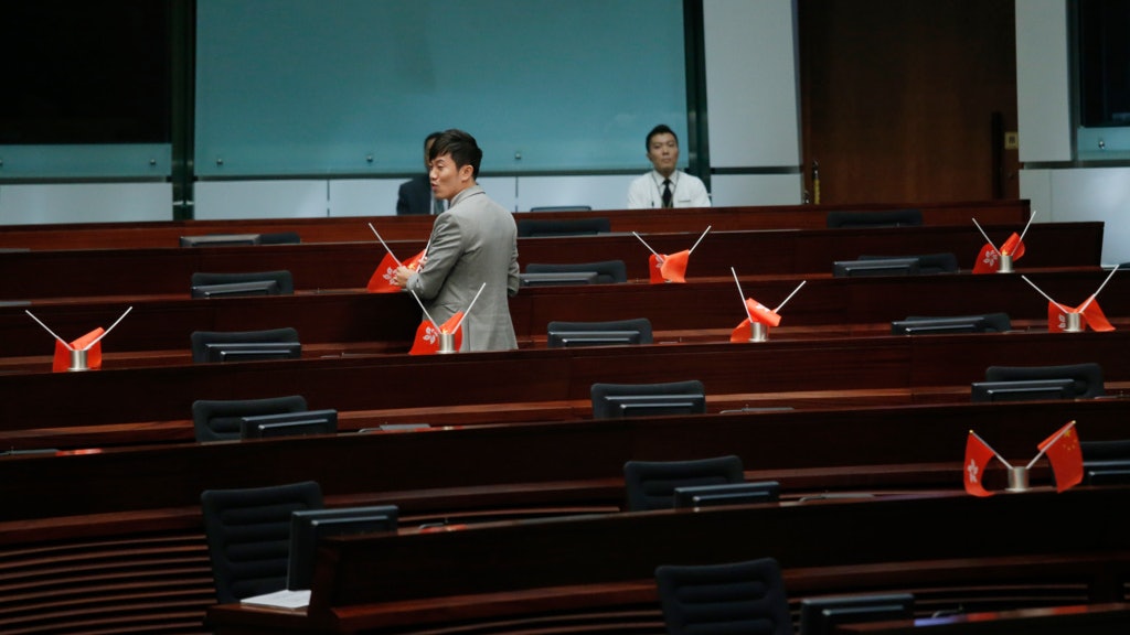 鄭松泰不獲理大續約 倒插區旗遭校方紀律聆訊 批理大中小學不如 鄭松泰不獲理大續約 倒插區旗遭校方紀律聆訊 批理大中小學不如