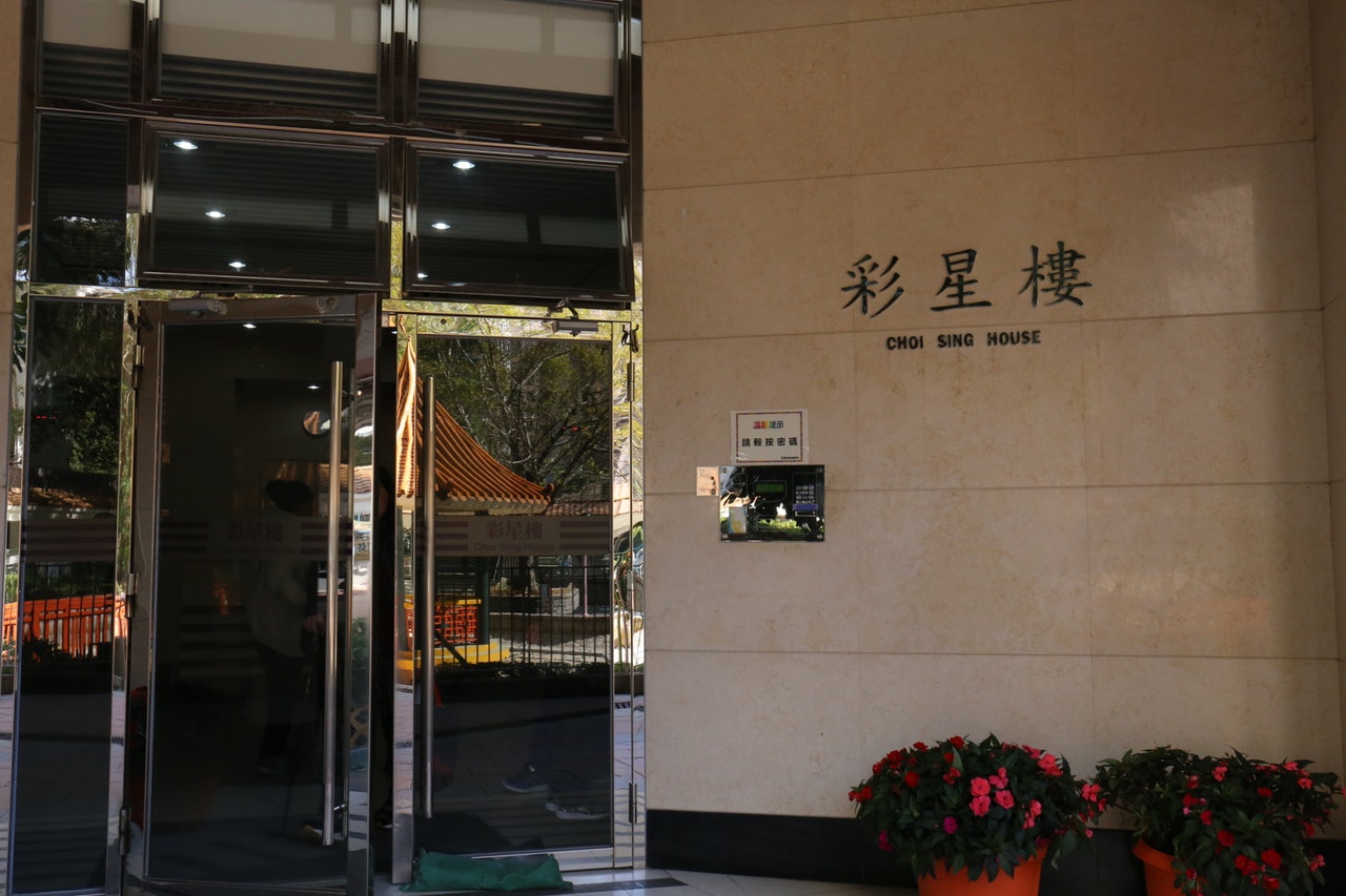 被告Jeminah在彩霞邨彩星樓垃圾房放下女嬰屍體。(資料圖片) 被告Jeminah在彩霞邨彩星樓垃圾房放下女嬰屍體。(資料圖片)