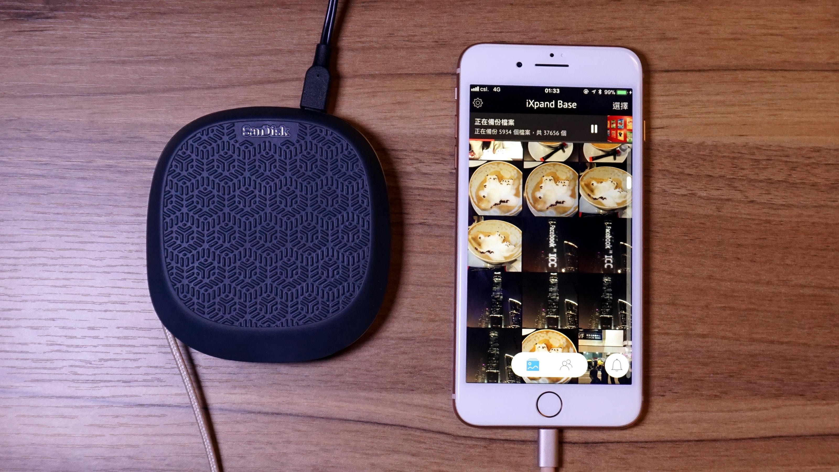 對於沒有電腦去備份iPhone的朋友來說，SanDisk iXpand Base可以說是一個非常簡單方便的備份方案。（區慶威攝）