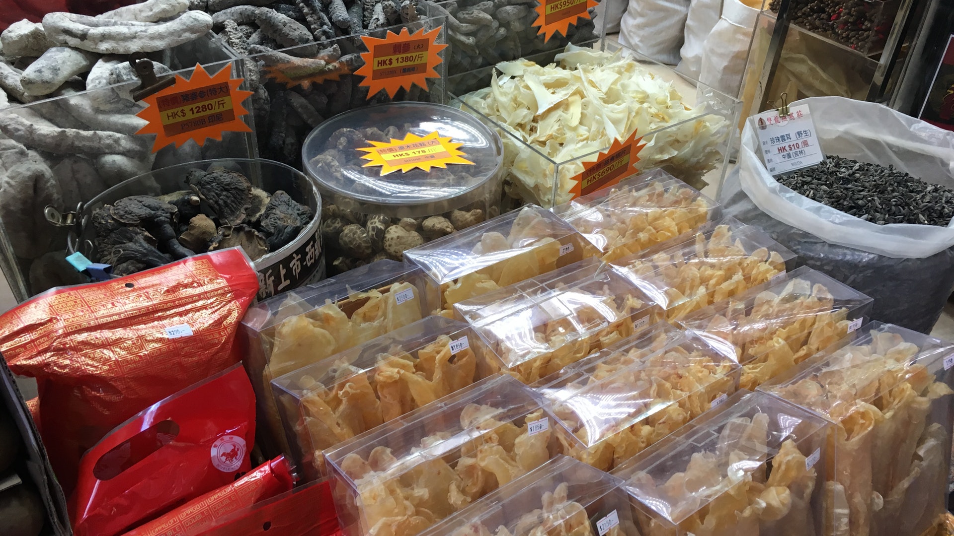 年輕客少 內地大豪客掃貨不再 海味舖嘆:辦年貨度歲氣氛淡 年輕客少 內地大豪客掃貨不再 海味舖嘆:辦年貨度歲氣氛淡