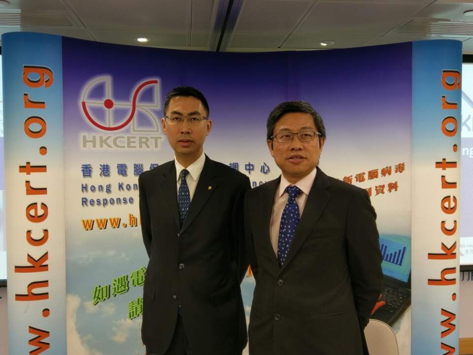 生產力促進局資訊部總經理黃家偉(左)、及生產力促進局香港電腦保安事故協調中心高級顧問梁兆昌(右)，指出去年處理逾6千宗保安事故，較2016年上升7%。（黃偉倫攝）