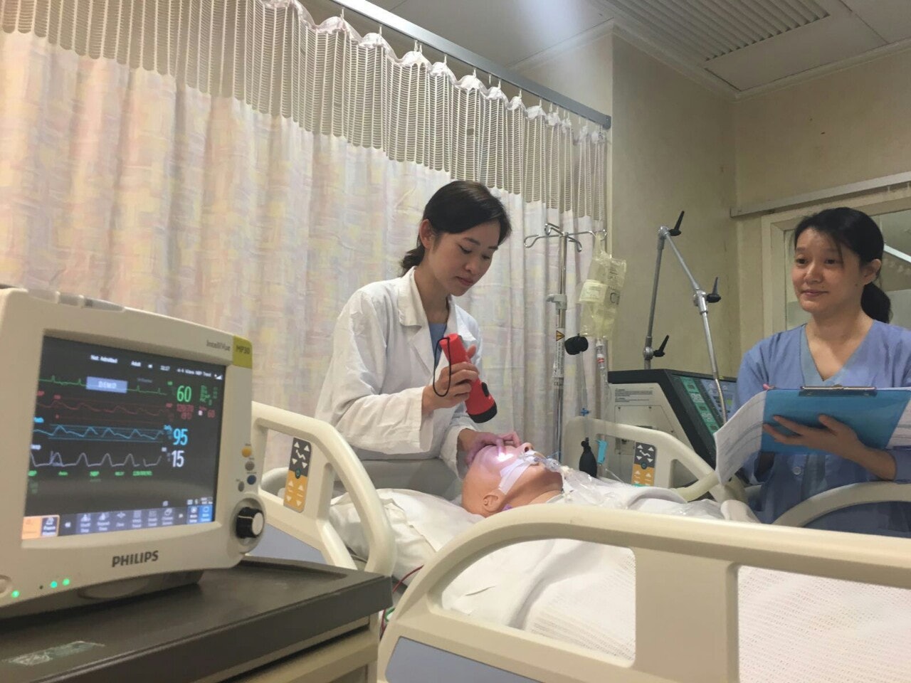 深切治療部醫生及護士都會外展到內科病房,治療嚴重腦創病人。(左起蔡雅穎、陳玉鳳)(黃卓然攝) 深切治療部醫生及護士都會外展到內科病房,治療嚴重腦創病人。(左起蔡雅穎、陳玉鳳)(黃卓然攝)
