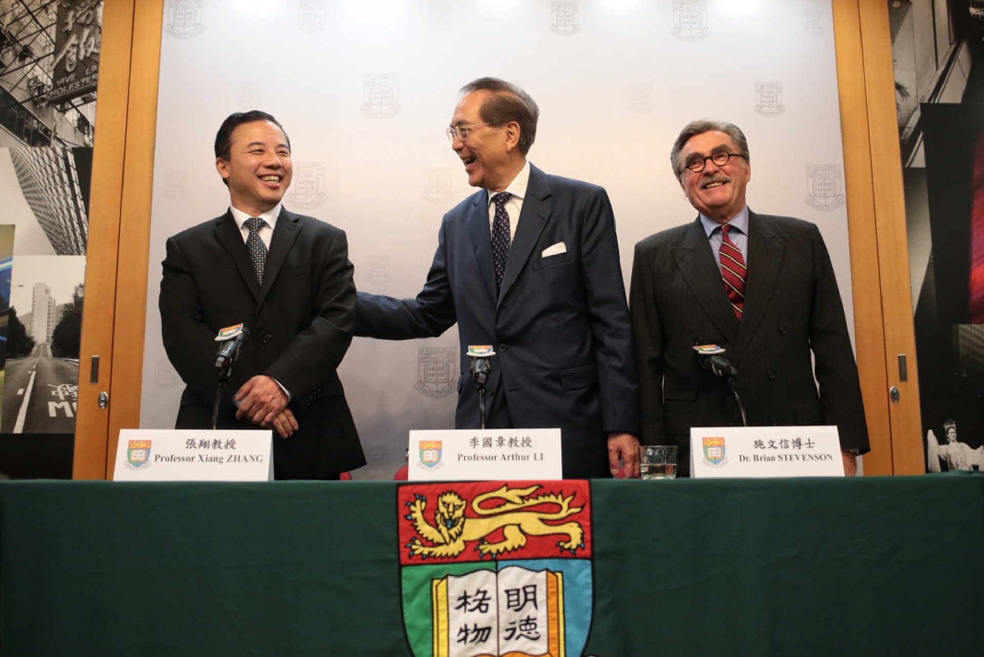 美國華裔學者張翔(左一)去年12月獲委任成為香港大學第16任校長,接替本月底離任的馬斐森。(資料圖片 / 羅君豪攝) 美國華裔學者張翔(左一)去年12月獲委任成為香港大學第16任校長,接替本月底離任的馬斐森。(資料圖片 / 羅君豪攝)