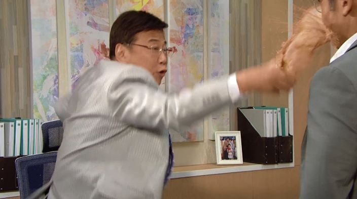 打工仔躊躇應否應徵，怕HR一句：「你仲敢嚟？」，然後如「正爸」的戲劇反應。（劇集《溏心風暴3》截圖）