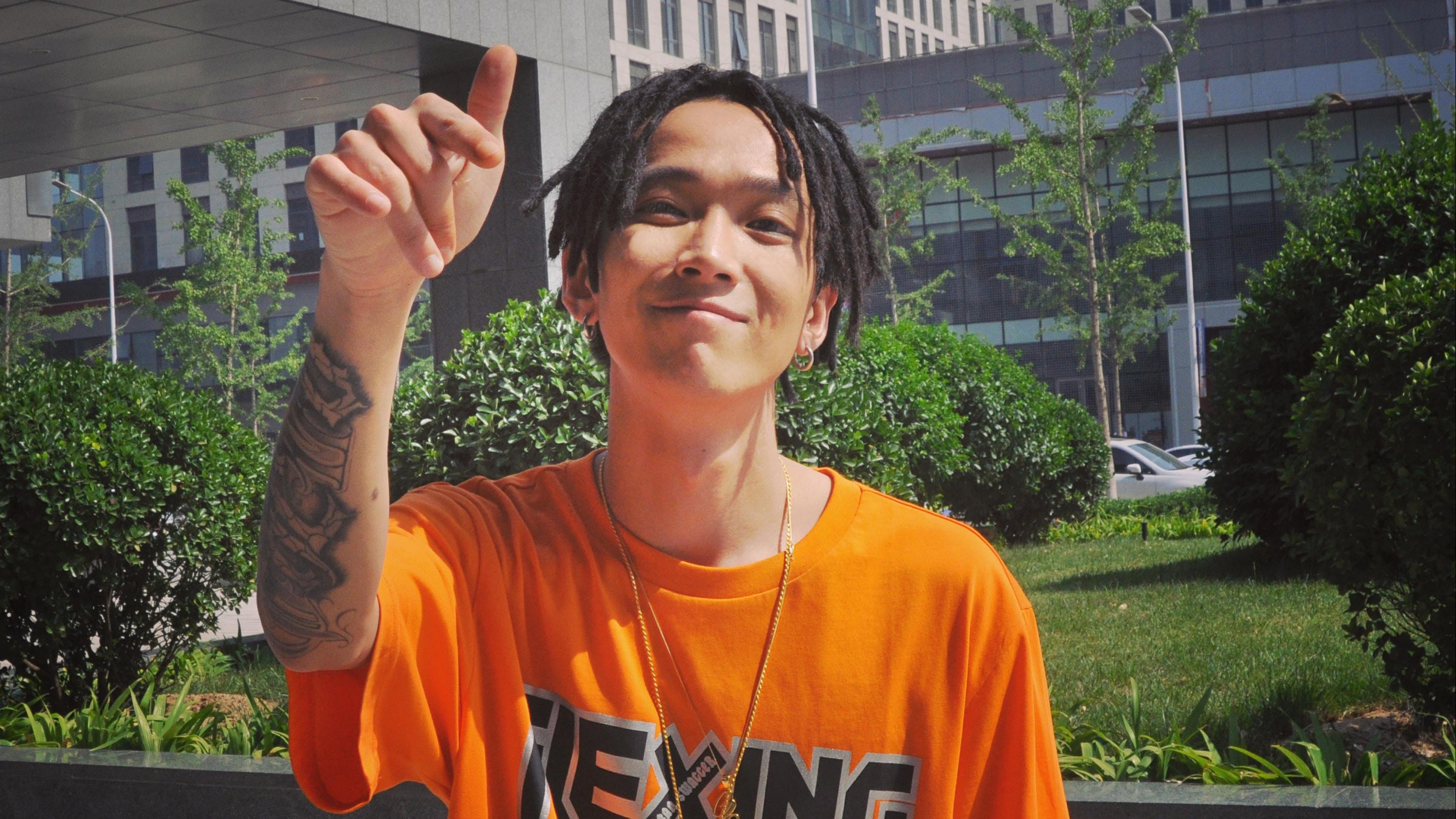 Rapper Tizzy T衝出嚟𤓓! 向台下粉絲玩「跳水」無人接尷尬到暈