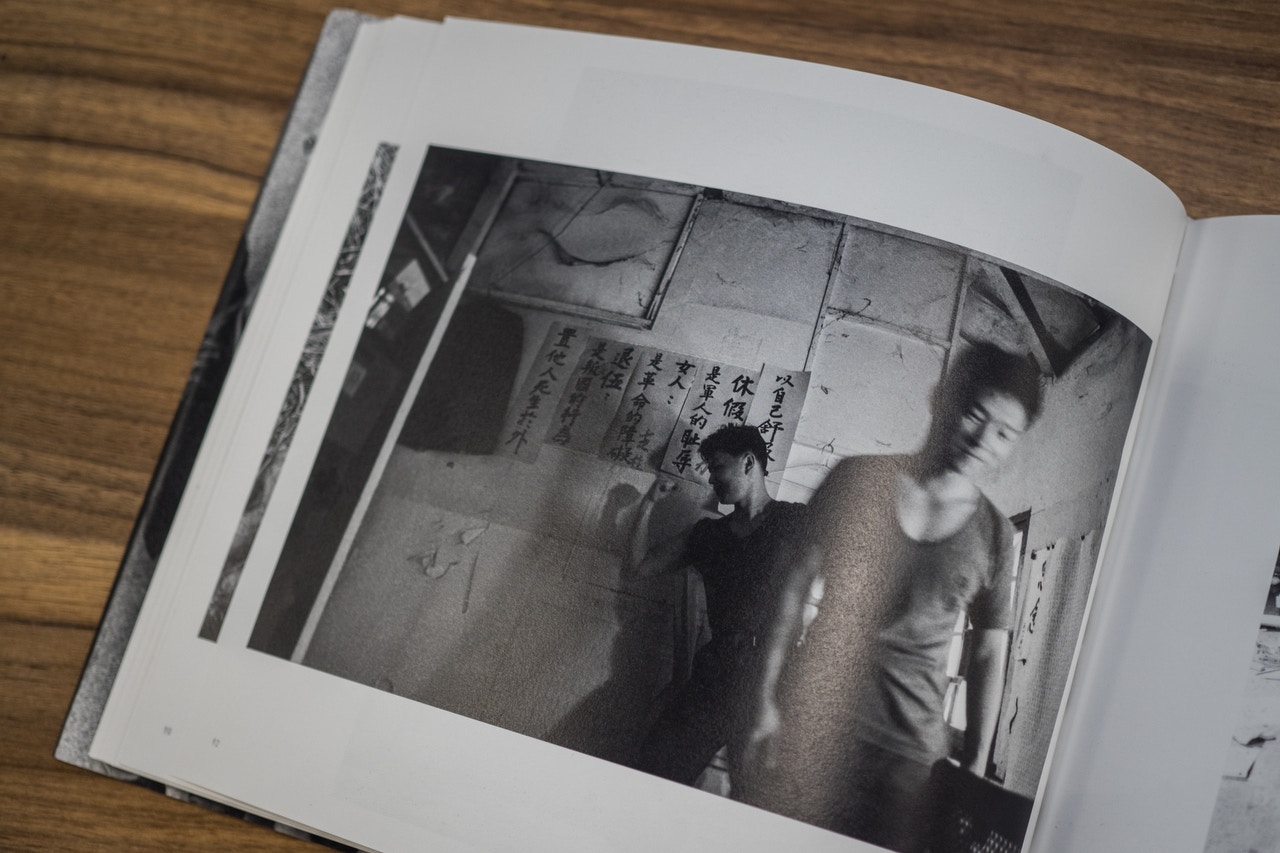 「退伍是叛國的行為；女人是革命的障礙；休假是軍人的恥辱。」庫房牆上寫有標語。©杭大鵬（徐尉晉，翻攝自《阿兵哥3x1》）