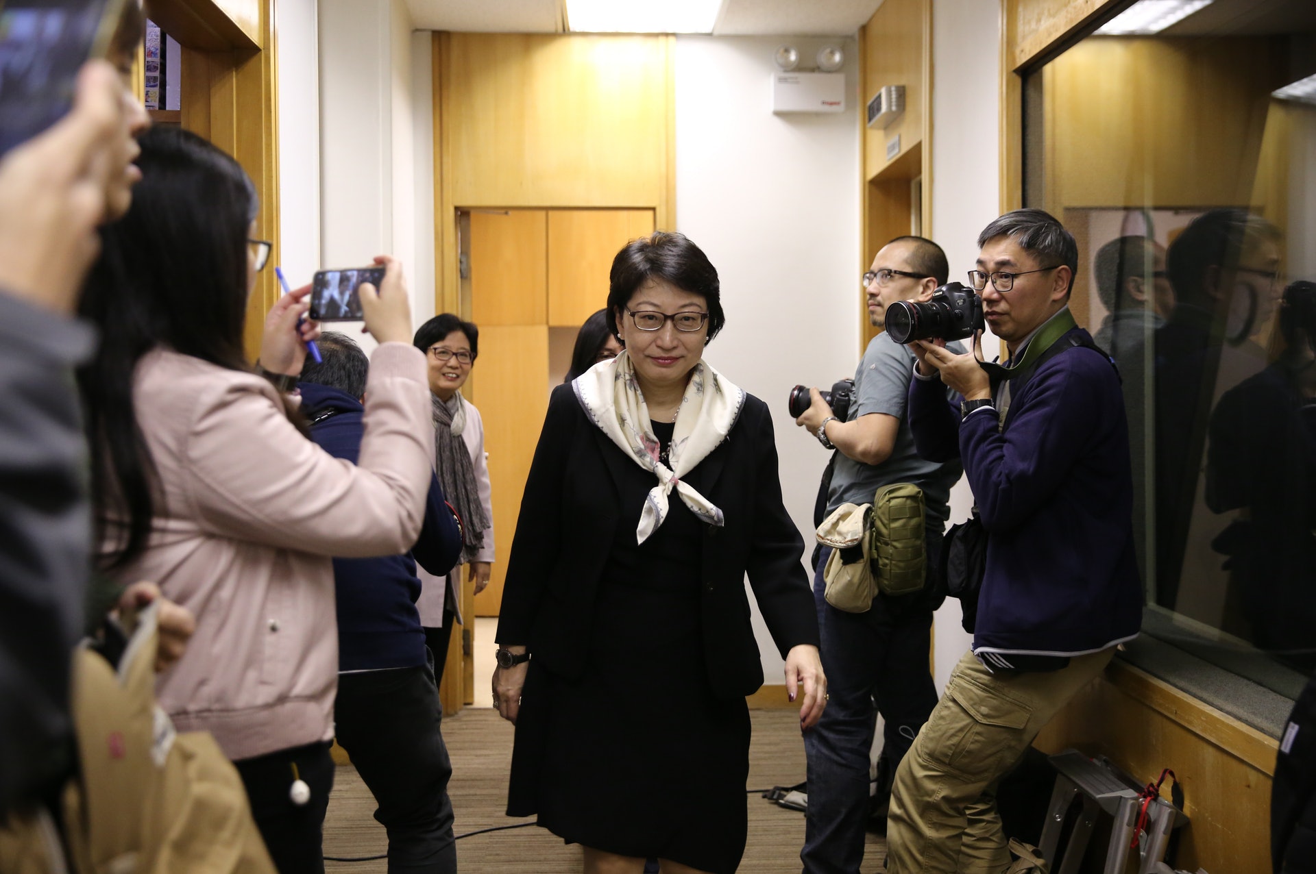 鄭若驊今早出席電台節目接受訪問,在節目上六度致歉。(鄭子峰攝) 鄭若驊今早出席電台節目接受訪問,在節目上六度致歉。(鄭子峰攝)