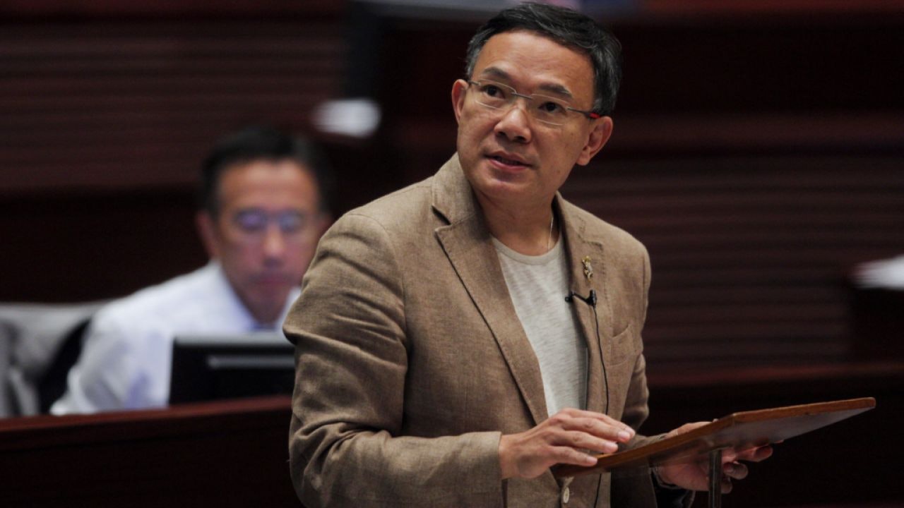 本身是律師的謝偉俊指出,人大決定雖有權威性,但未必能作為一地兩檢最穩當的支柱。(資料圖片) 本身是律師的謝偉俊指出,人大決定雖有權威性,但未必能作為一地兩檢最穩當的支柱。(資料圖片)