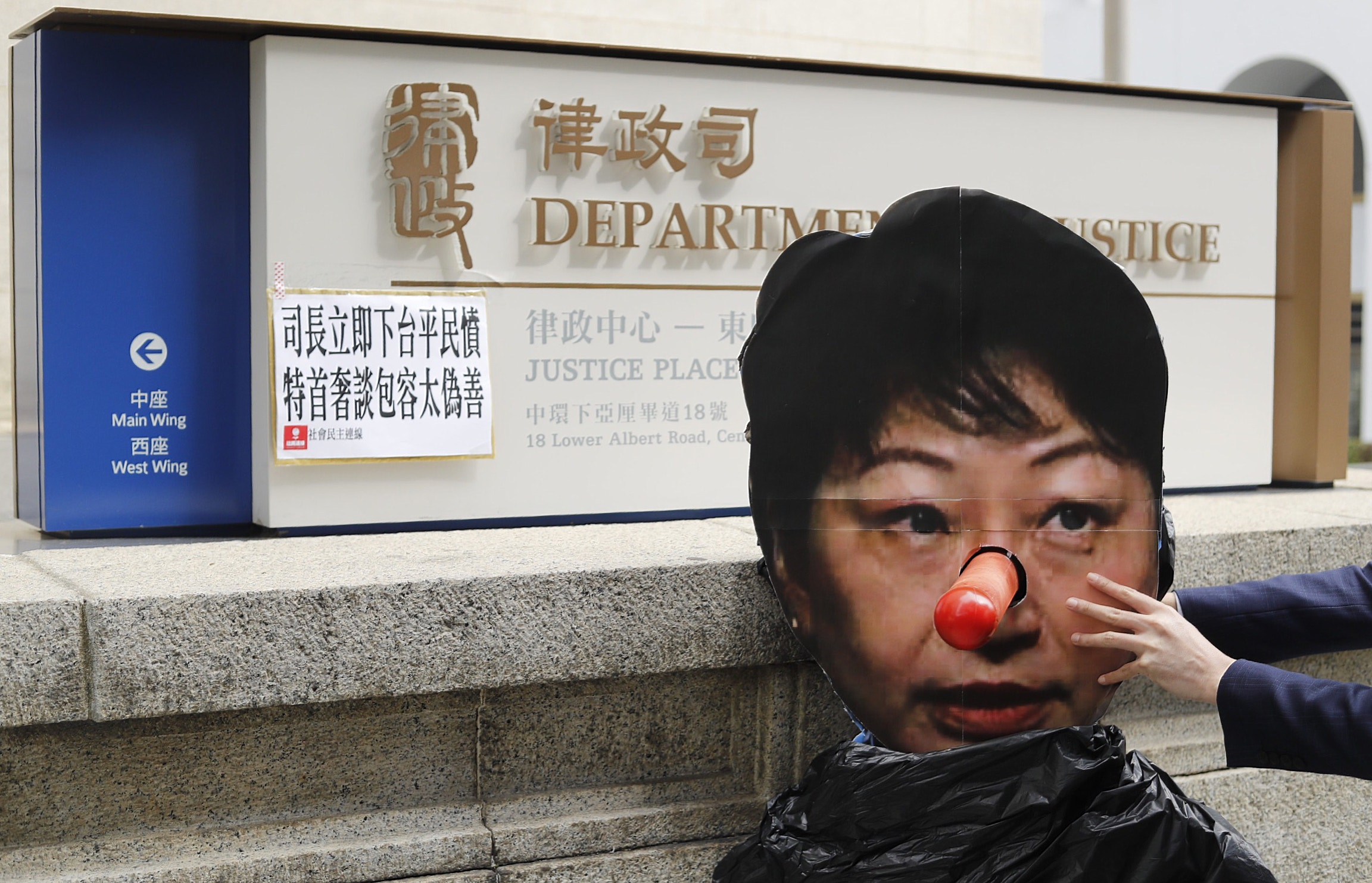 社民連近日不斷發起行動狙擊鄭若驊。（余俊亮攝）