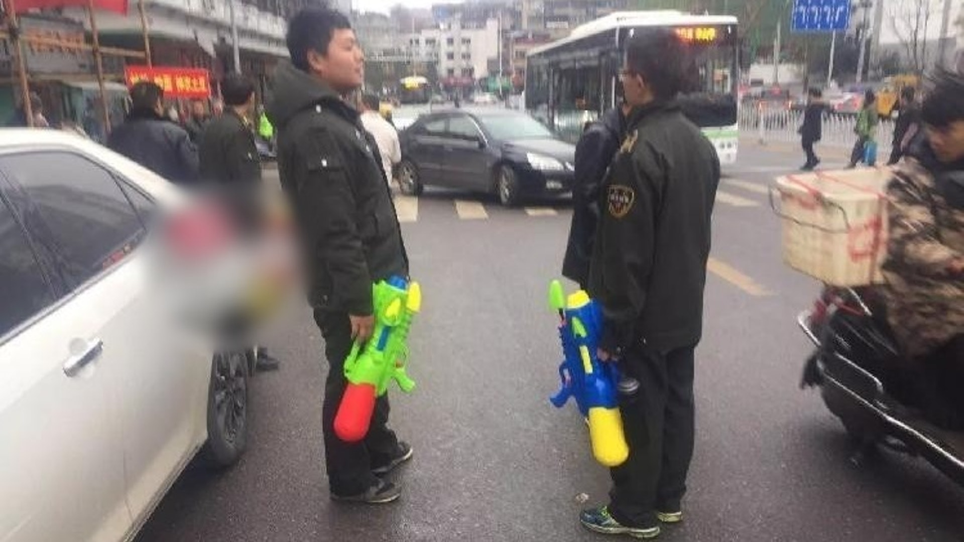 長沙城管以水槍執法的照片日前在網上廣傳。(政法頻道) 長沙城管以水槍執法的照片日前在網上廣傳。(政法頻道)