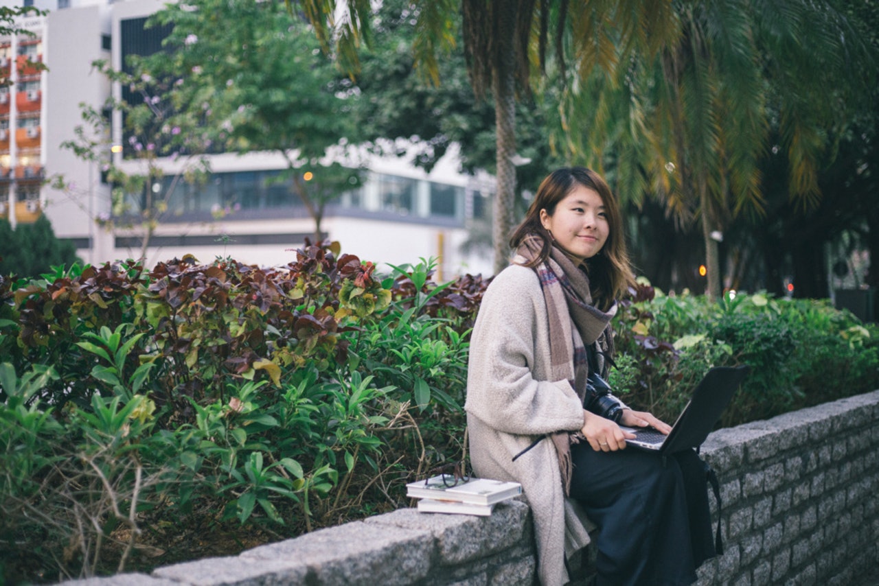 喜歡旅行的風信子,難得有在香港的時候,她亦說在訪問後應該會再出發到地球的某處去了。(鄭子峰攝) 喜歡旅行的風信子,難得有在香港的時候,她亦說在訪問後應該會再出發到地球的某處去了。(鄭子峰攝)