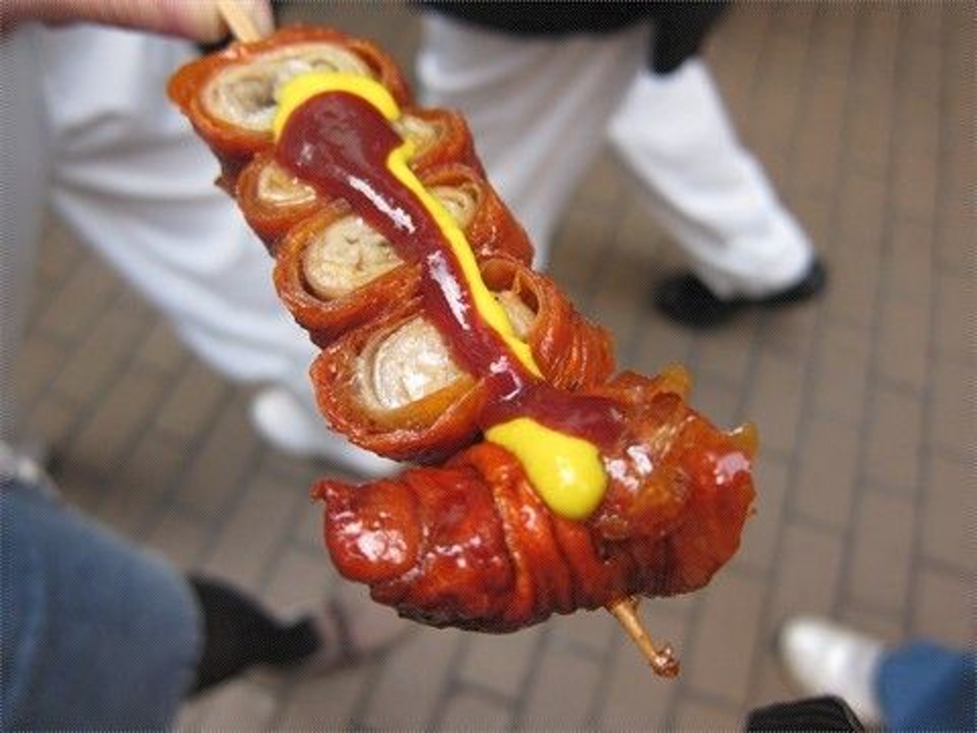 香港街頭小食豬大腸俘虜「愛掃街」的港人及中外遊客。(網上圖片) 香港街頭小食豬大腸俘虜「愛掃街」的港人及中外遊客。(網上圖片)