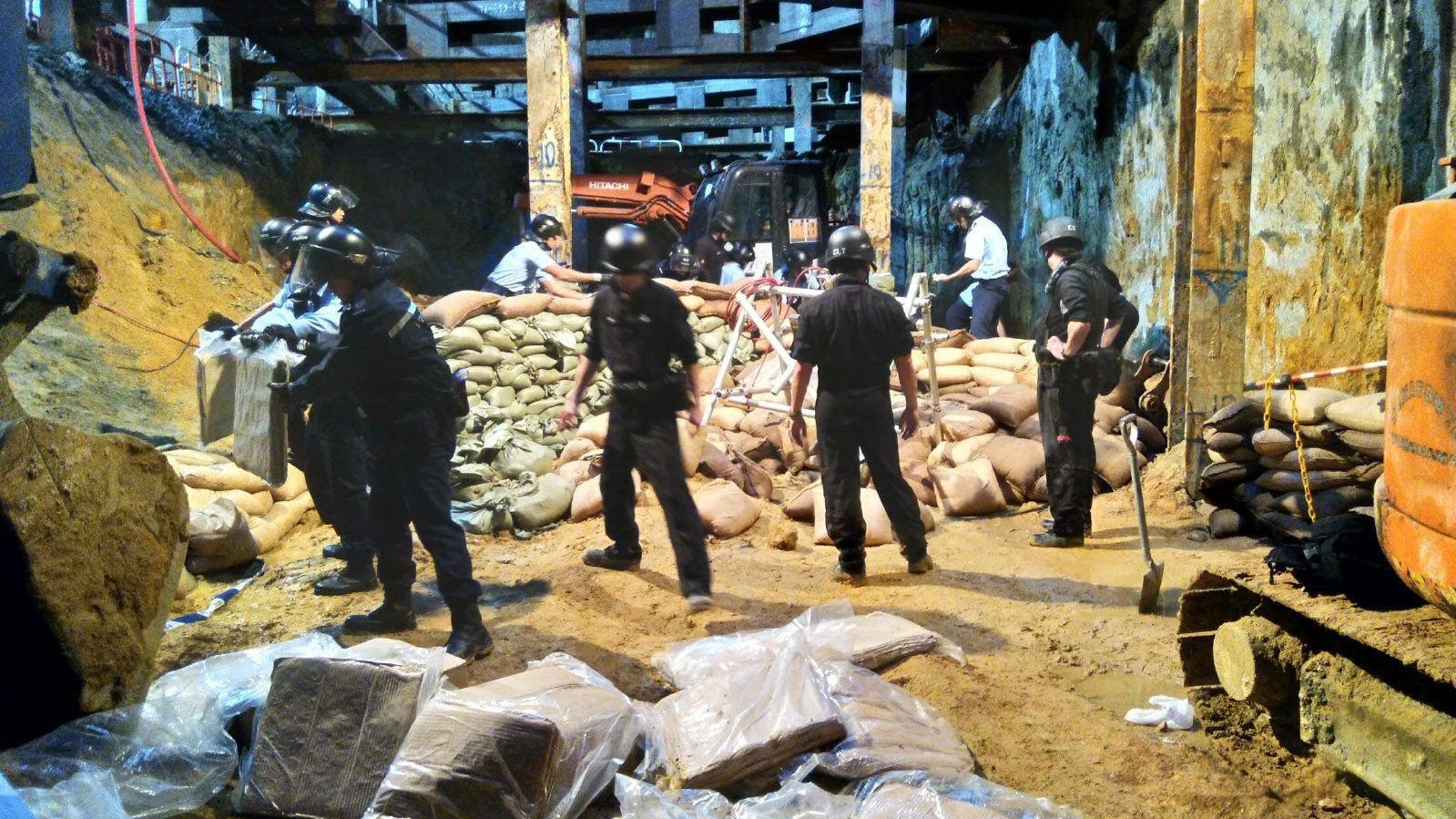 【沙中線炸彈】內地客一家四口險露宿街頭 抱怨警方安排失當 【沙中線炸彈】內地客一家四口險露宿街頭 抱怨警方安排失當