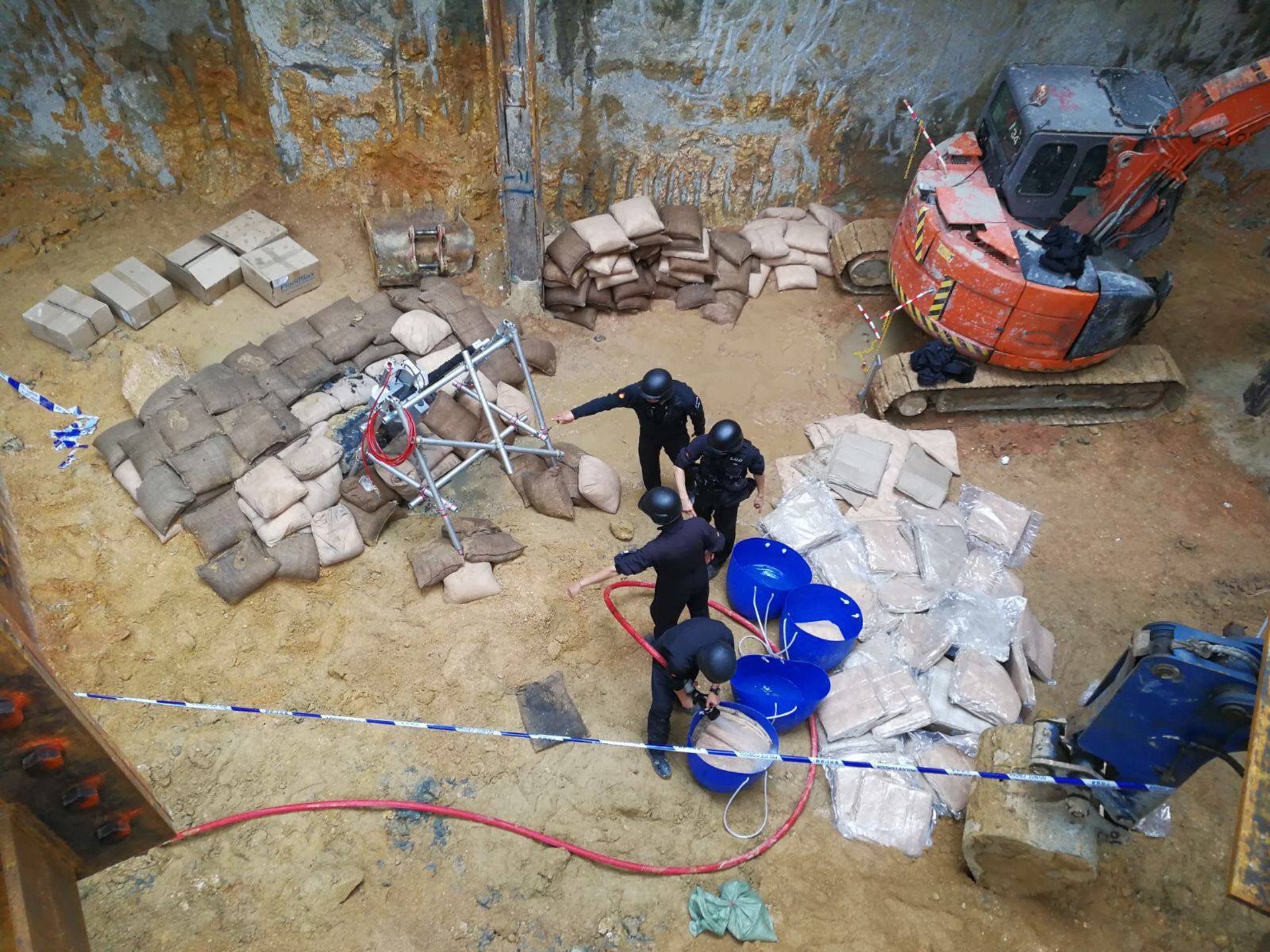 警方在地盤內設置沙包,準備銷毀炸彈。(香港警察facebook專頁) 警方在地盤內設置沙包,準備銷毀炸彈。(香港警察facebook專頁)