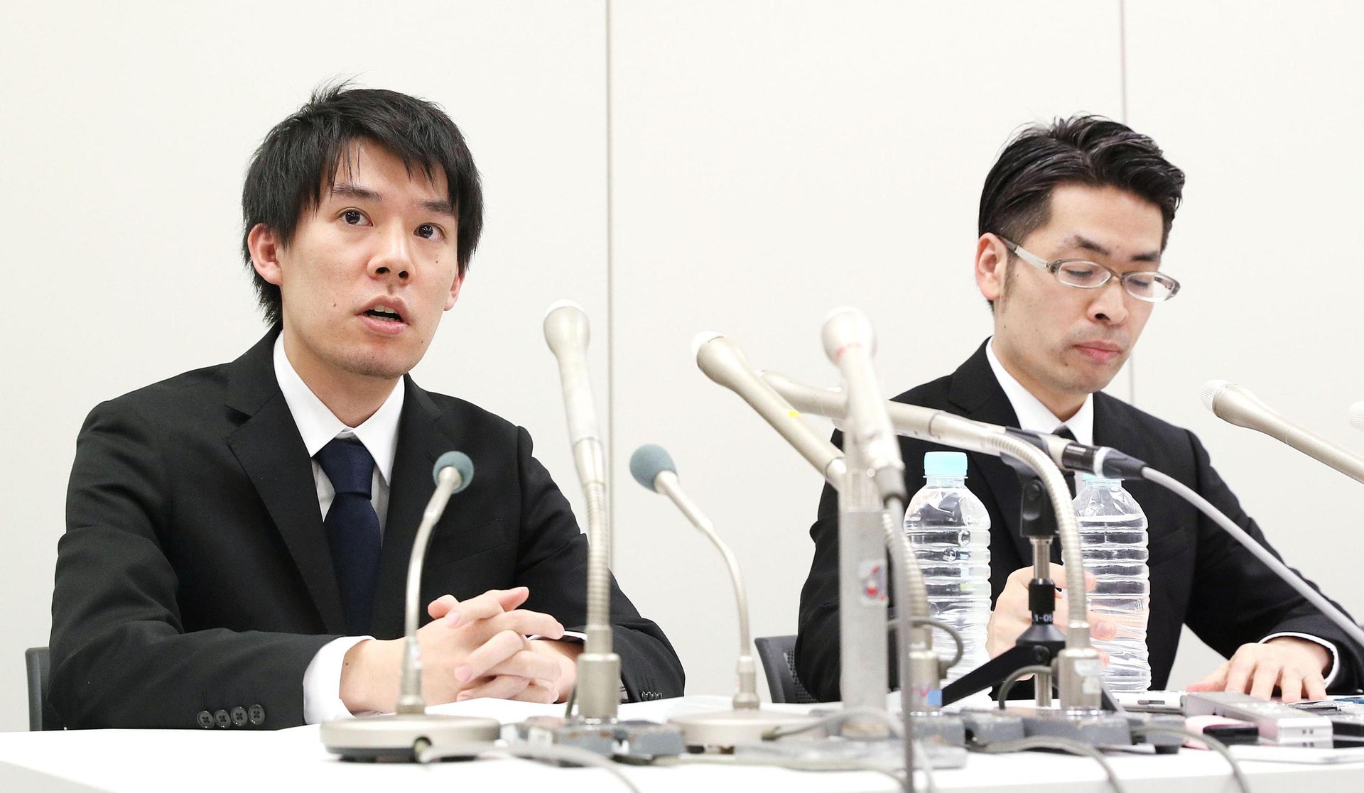 Coincheck社長和田晃一良(左)召開記者會,對事件表示歉意。(視覺中國) Coincheck社長和田晃一良(左)召開記者會,對事件表示歉意。(視覺中國)
