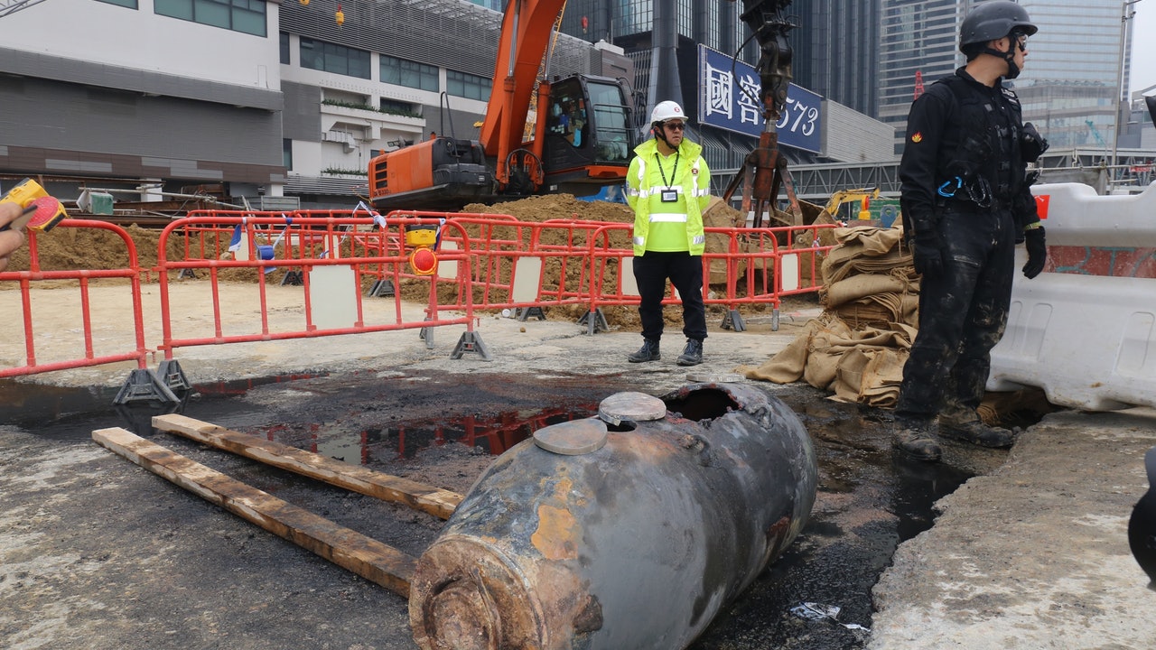 【沙中線炸彈】空投彈位處地盤狹道兼傾歪難處理 警用26小時拆除 【沙中線炸彈】空投彈位處地盤狹道兼傾歪難處理 警用26小時拆除