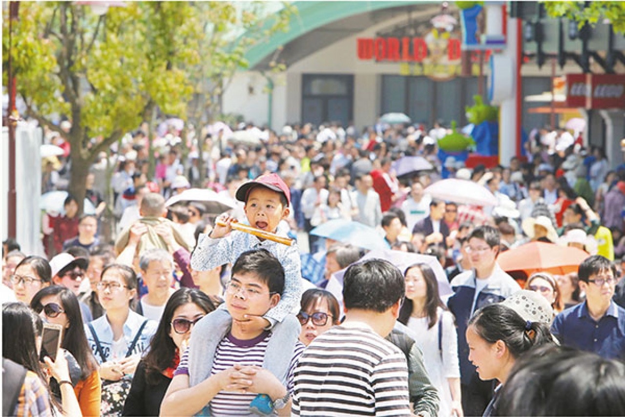 不少旅客到訪上海迪士尼樂團。（網上圖片）